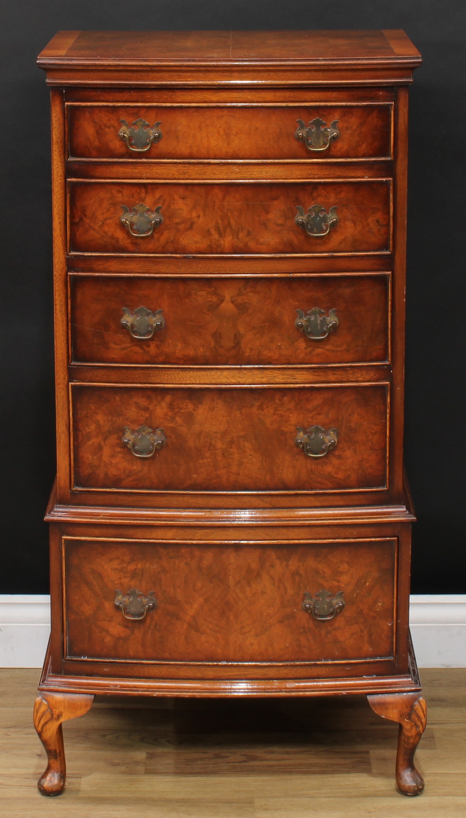 A George II style mahogany crossbanded walnut bow front chest, oversailing top above five - Bild 2 aus 7