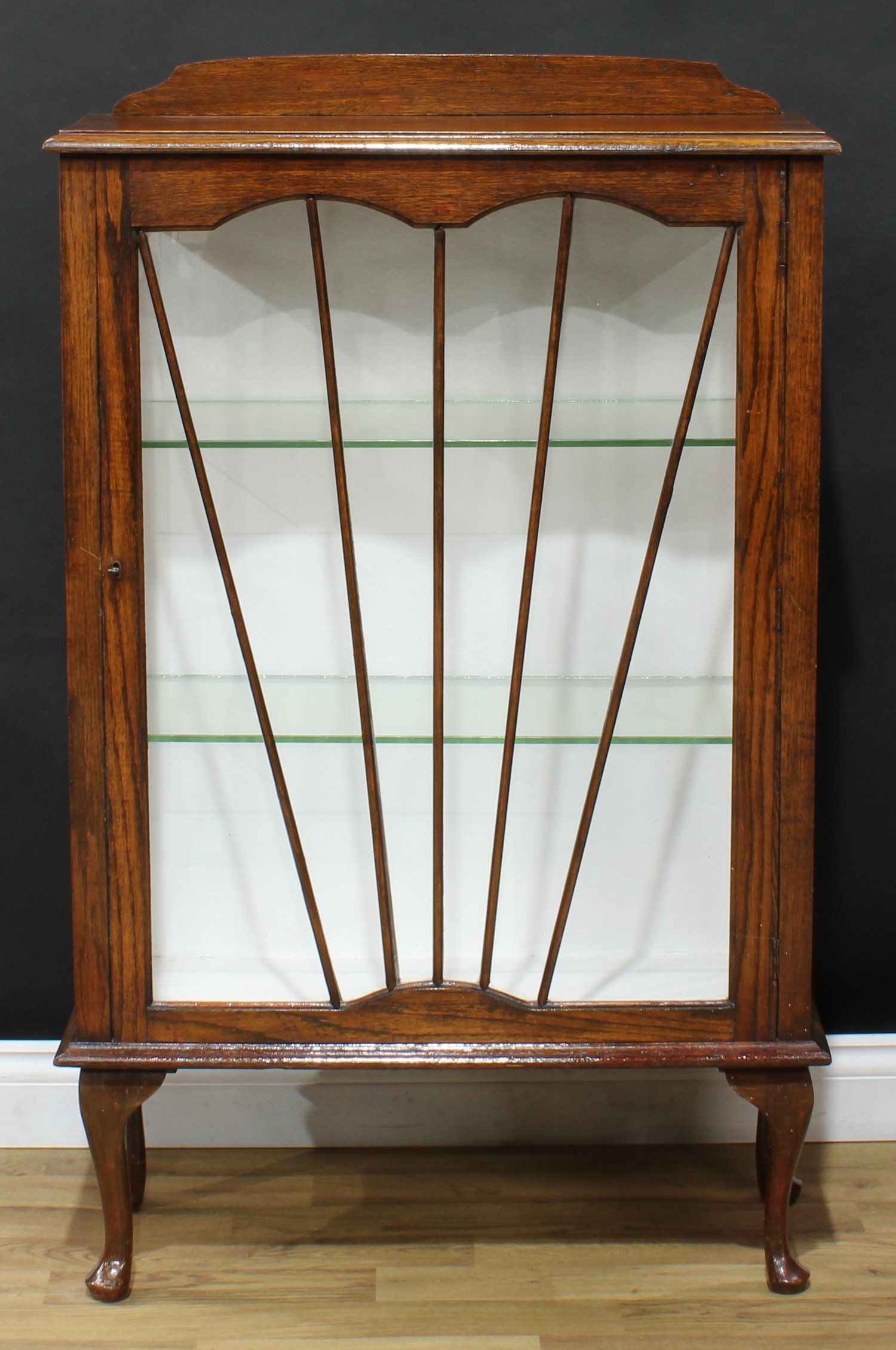 An early 20th century walnut and mahogany display cabinet, 132cm high, 90cm wide, 25cm deep; - Bild 4 aus 5