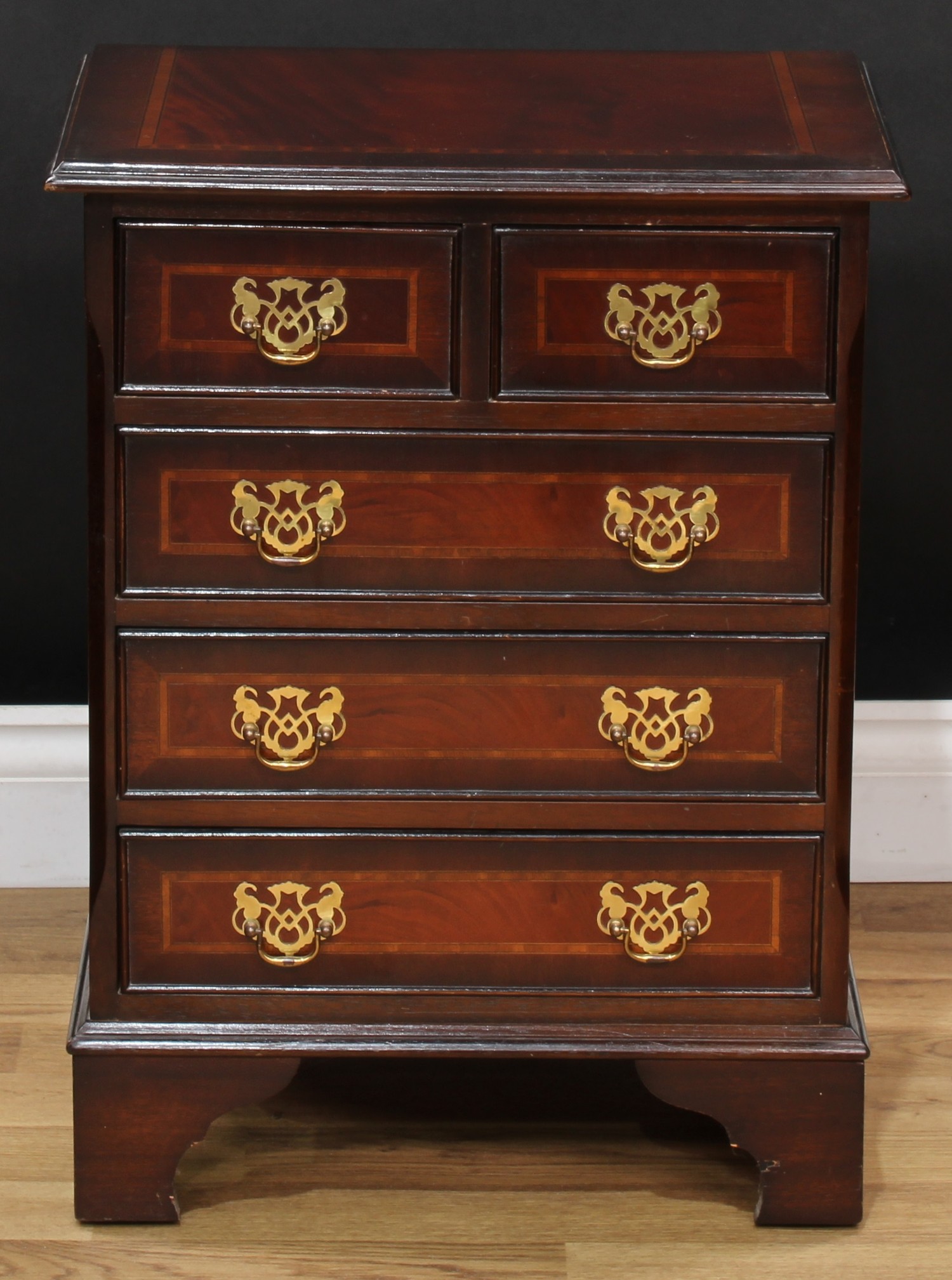 A George III style chest of two short over three long drawers, of small proportions, 61.5cm high, - Bild 5 aus 10