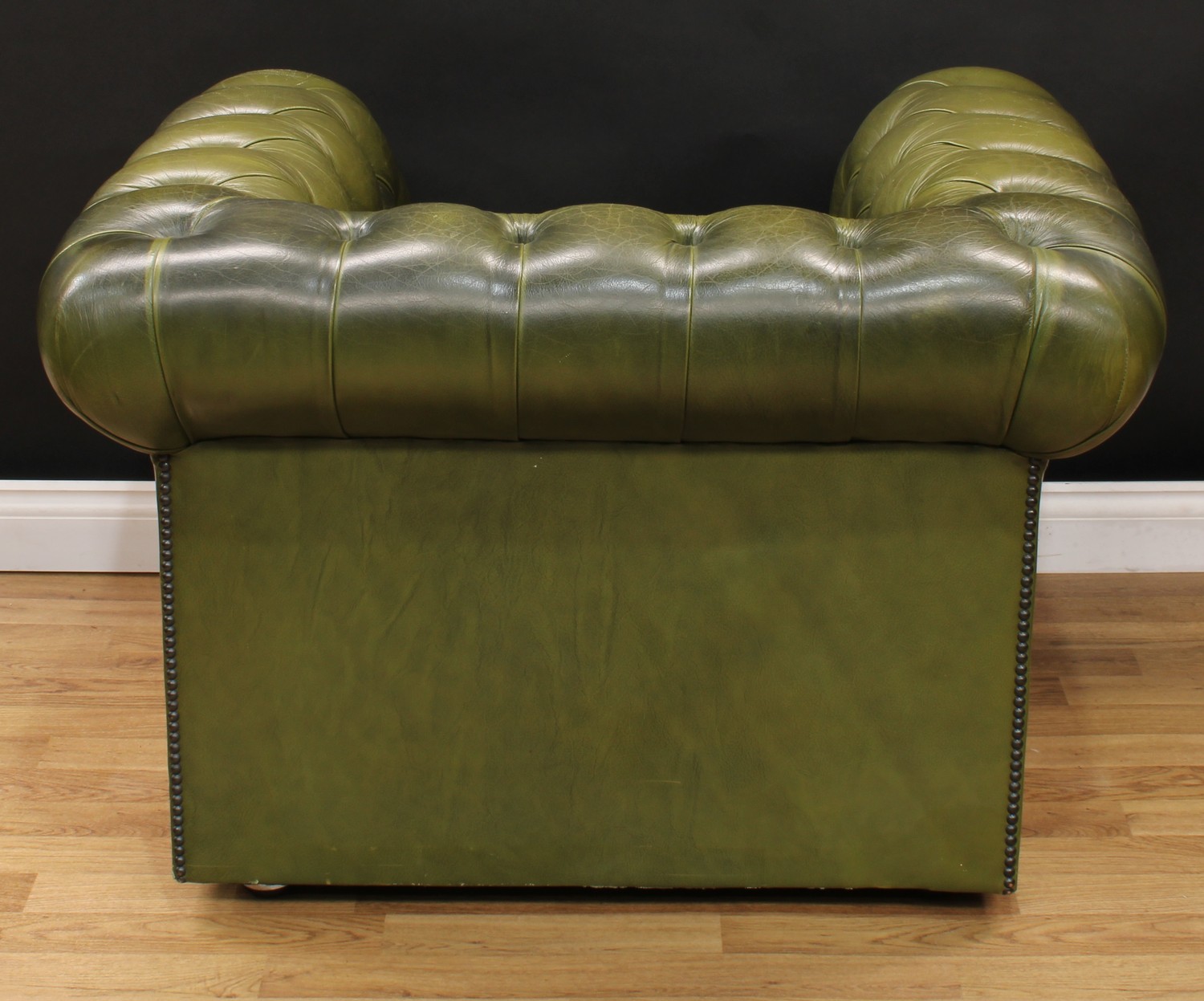 A Chesterfield design reception office armchair, stuffed-over deep-button upholstery, squab cushion, - Bild 4 aus 4