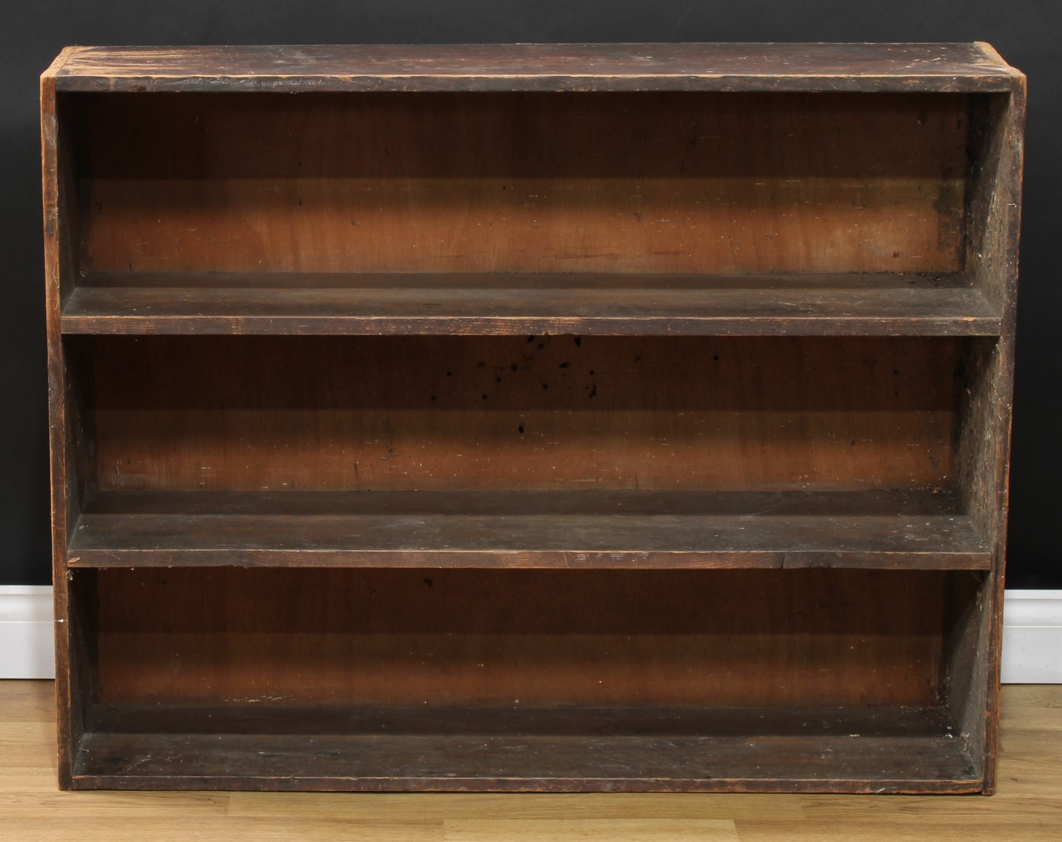 A mahogany shop fitting or bookcase, 74cm high, 182.5cm wide, 24cm deep; a set of pine shelves, 84cm - Bild 4 aus 5
