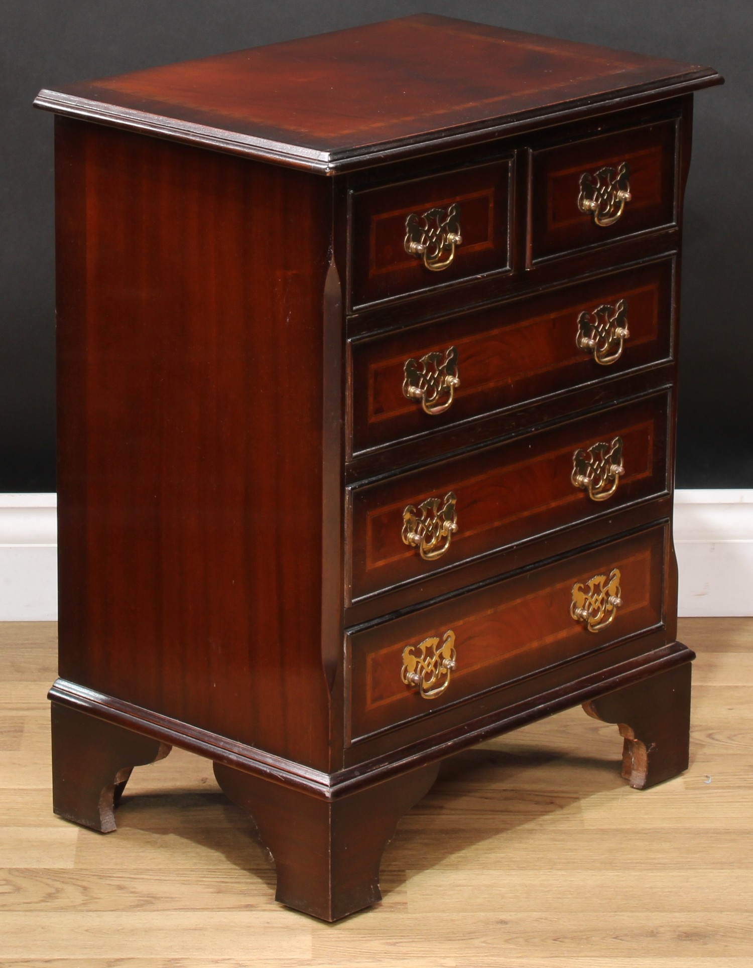 A George III style chest of two short over three long drawers, of small proportions, 61.5cm high, - Bild 6 aus 10