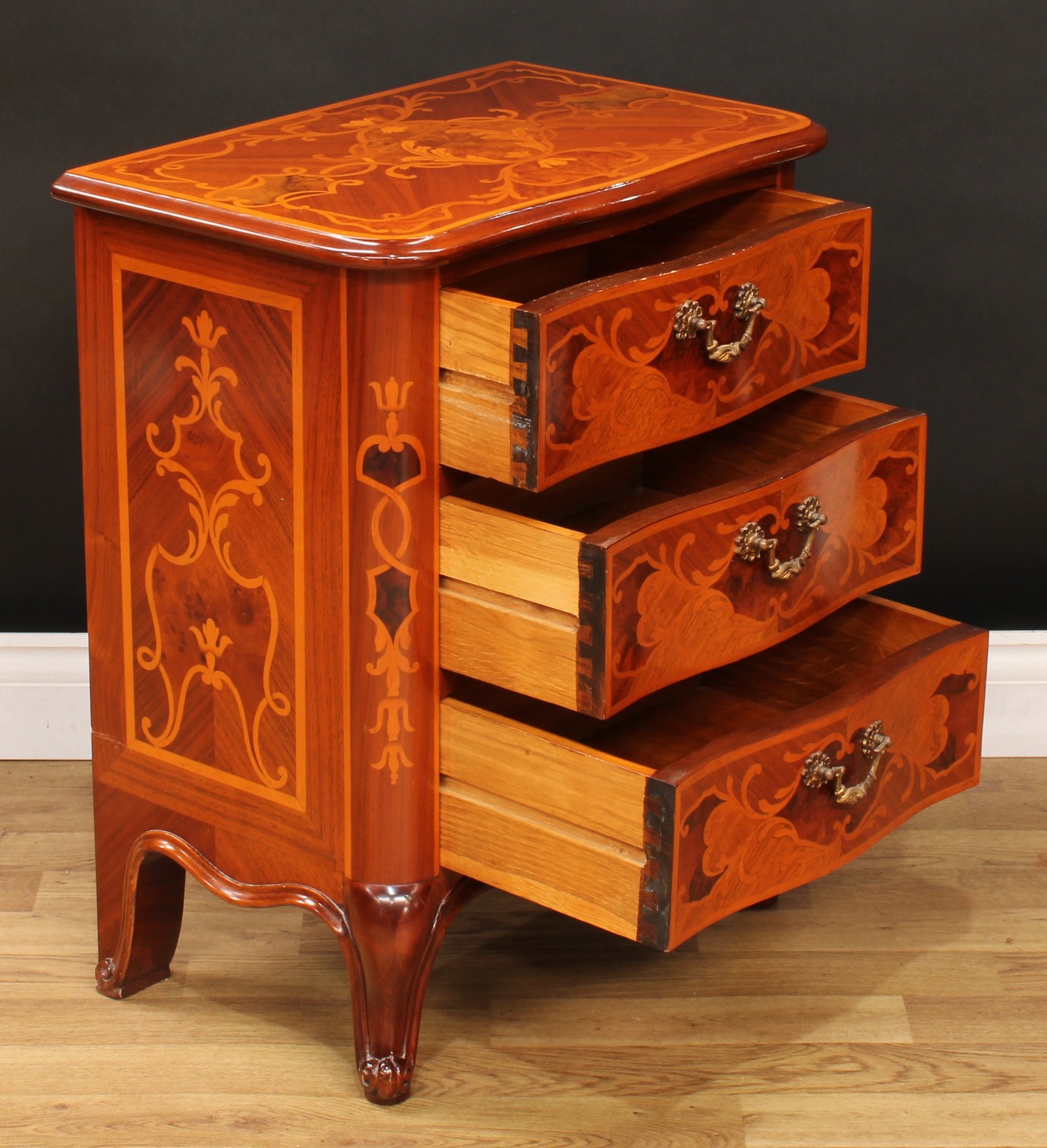 An Italian marquetry chest of three drawers, 68.5cm high, 55.5cm wide, 36cm deep - Bild 3 aus 3