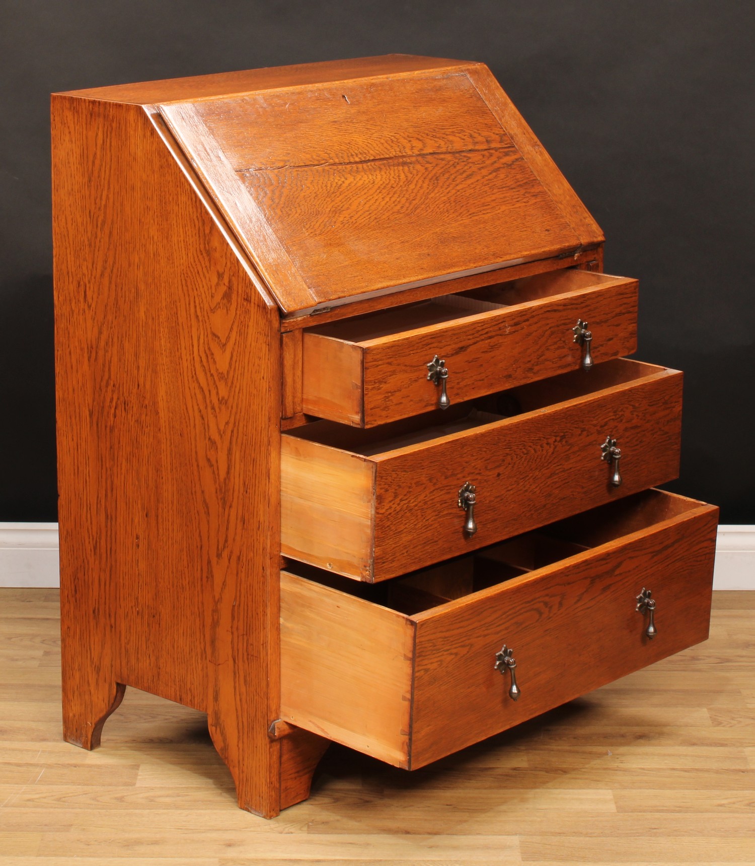 An early 20th century oak bureau, fall front enclosing a small drawer, pigeonholes and a small door, - Bild 4 aus 4
