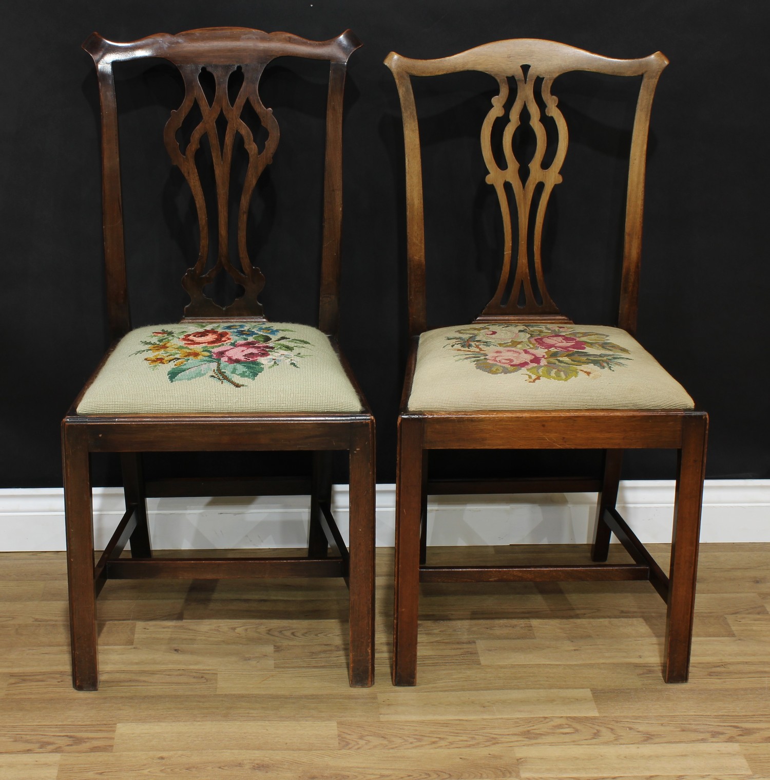 An associated pair of George III style Chippendale design dining side chairs, one stamped 4156 - Bild 2 aus 2