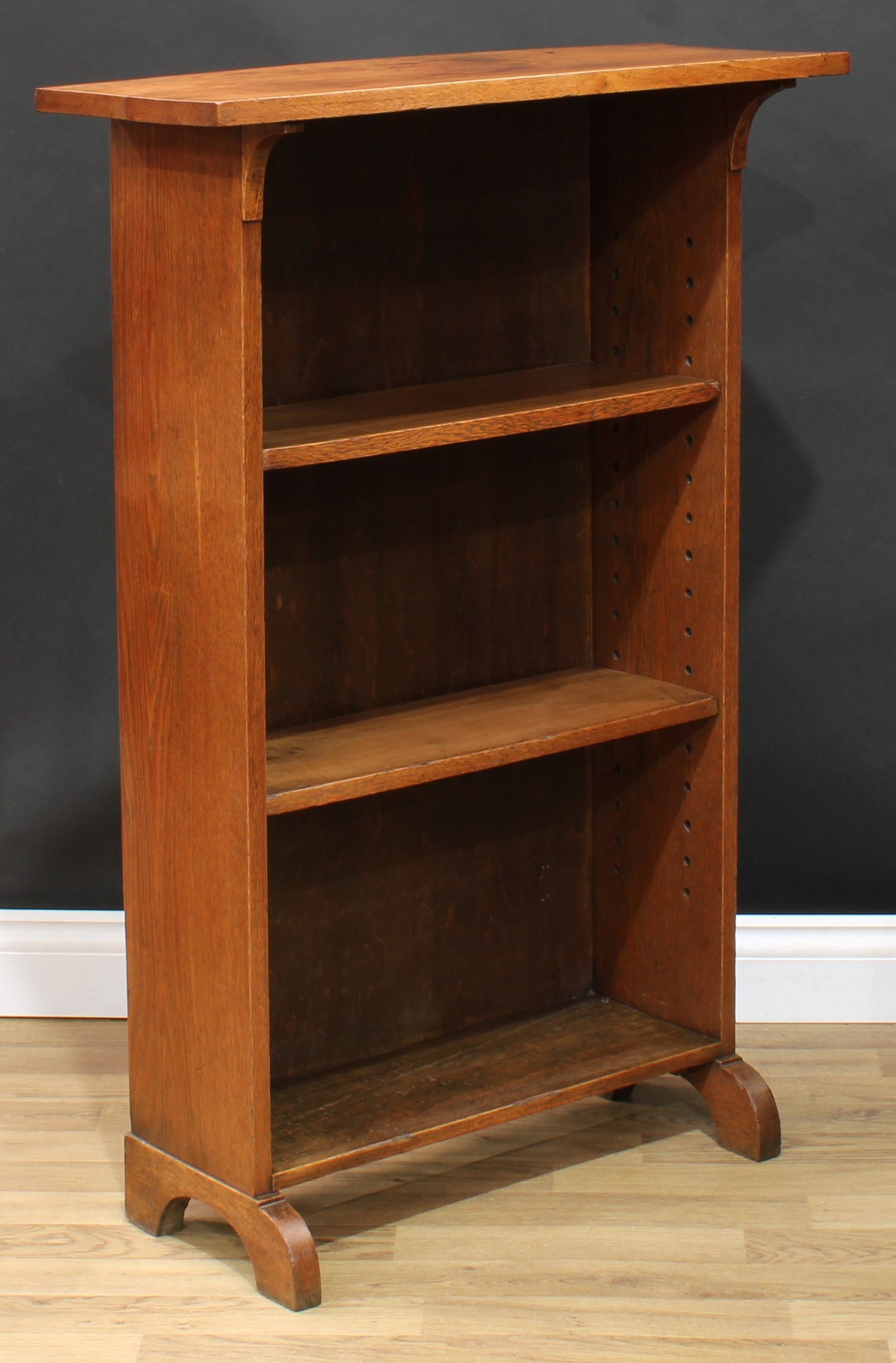 An Arts and Crafts oak open bookcase, 110cm high, 76cm wide, 32cm deep - Bild 2 aus 2