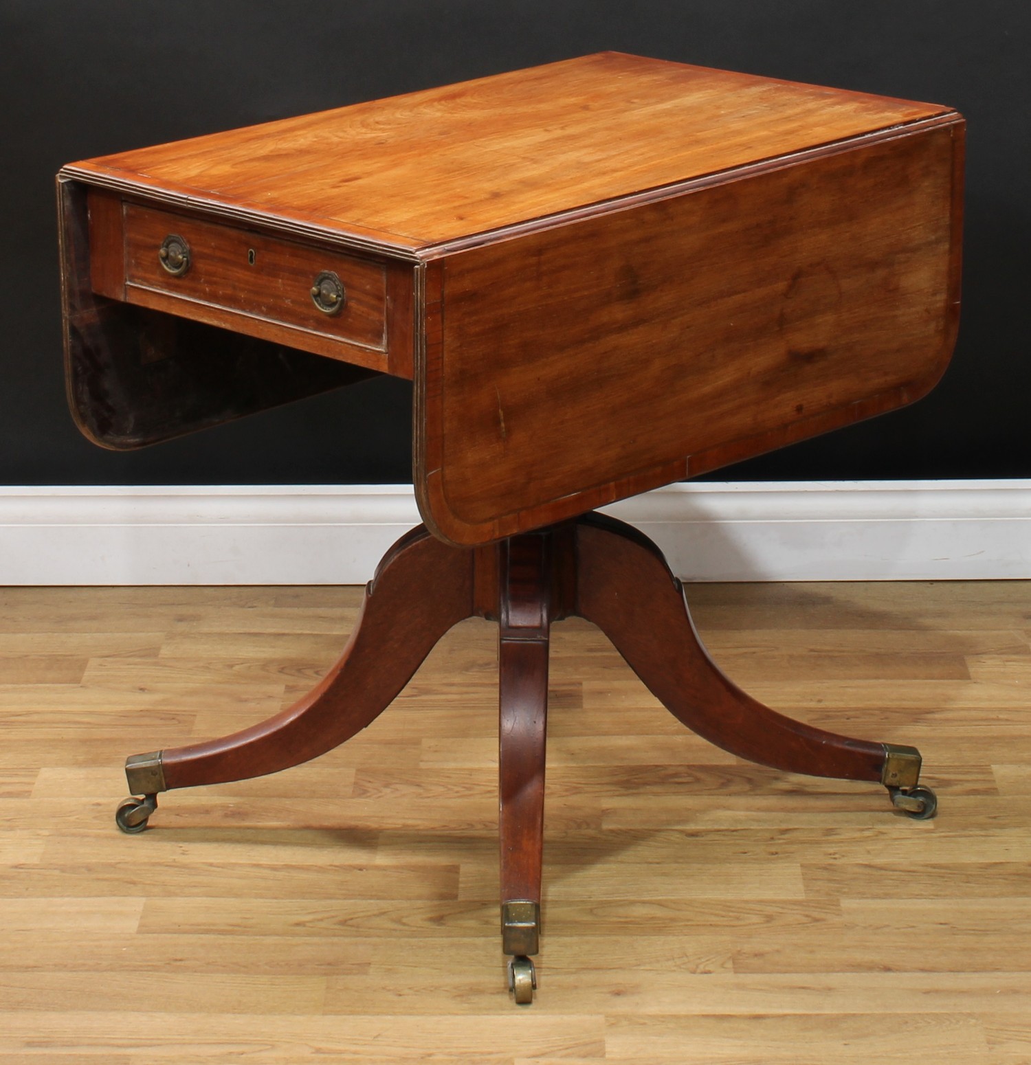 A Regency mahogany Pembroke table, rounded rectangular top with fall leaves above a frieze drawer, - Bild 2 aus 4