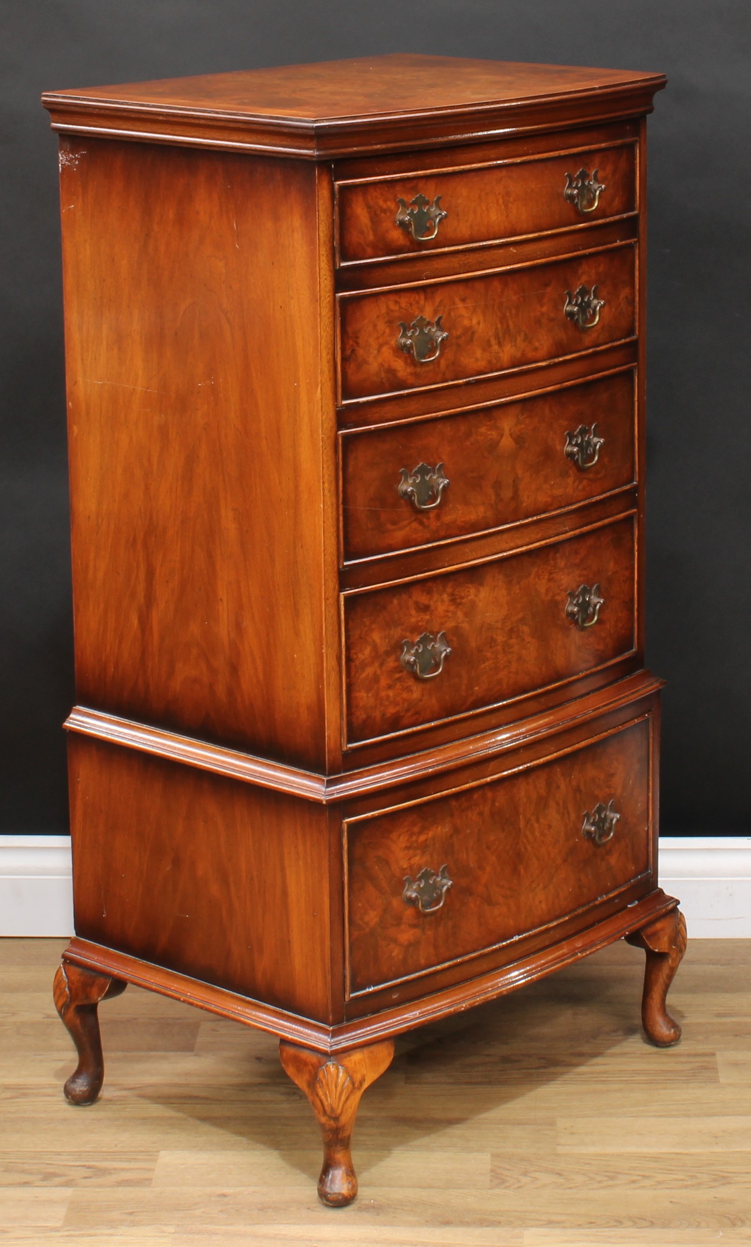 A George II style mahogany crossbanded walnut bow front chest, oversailing top above five - Bild 3 aus 7