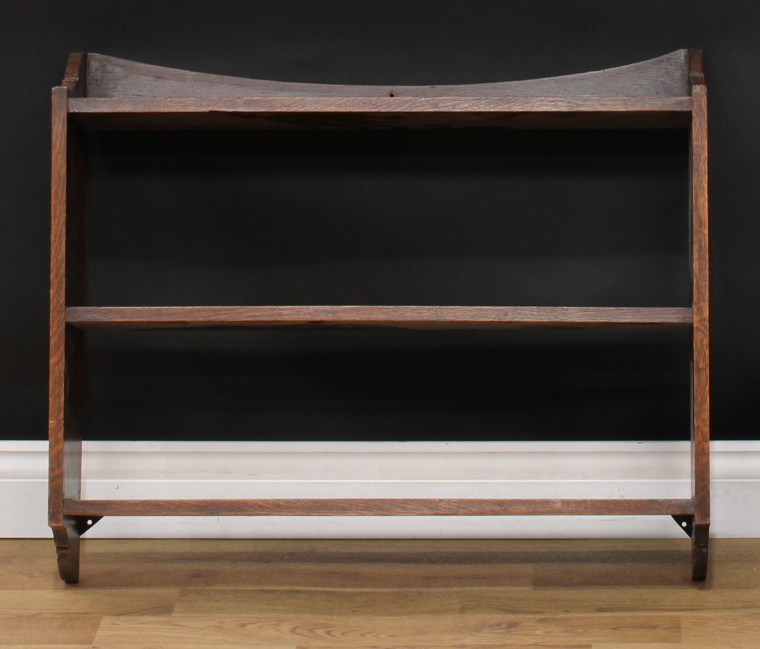 An oak wall-hanging bookcase or wall shelf, 63.5cm high, 76.5cm wide, 16.5cm deep; an open bookcase, - Bild 4 aus 5