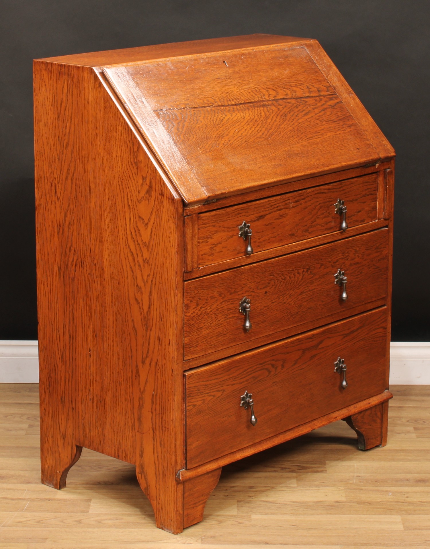 An early 20th century oak bureau, fall front enclosing a small drawer, pigeonholes and a small door, - Bild 3 aus 4