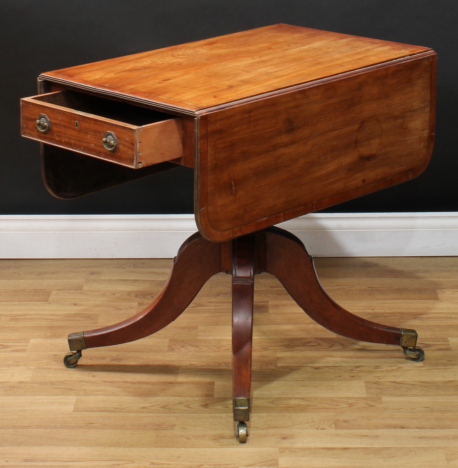 A Regency mahogany Pembroke table, rounded rectangular top with fall leaves above a frieze drawer, - Bild 3 aus 4