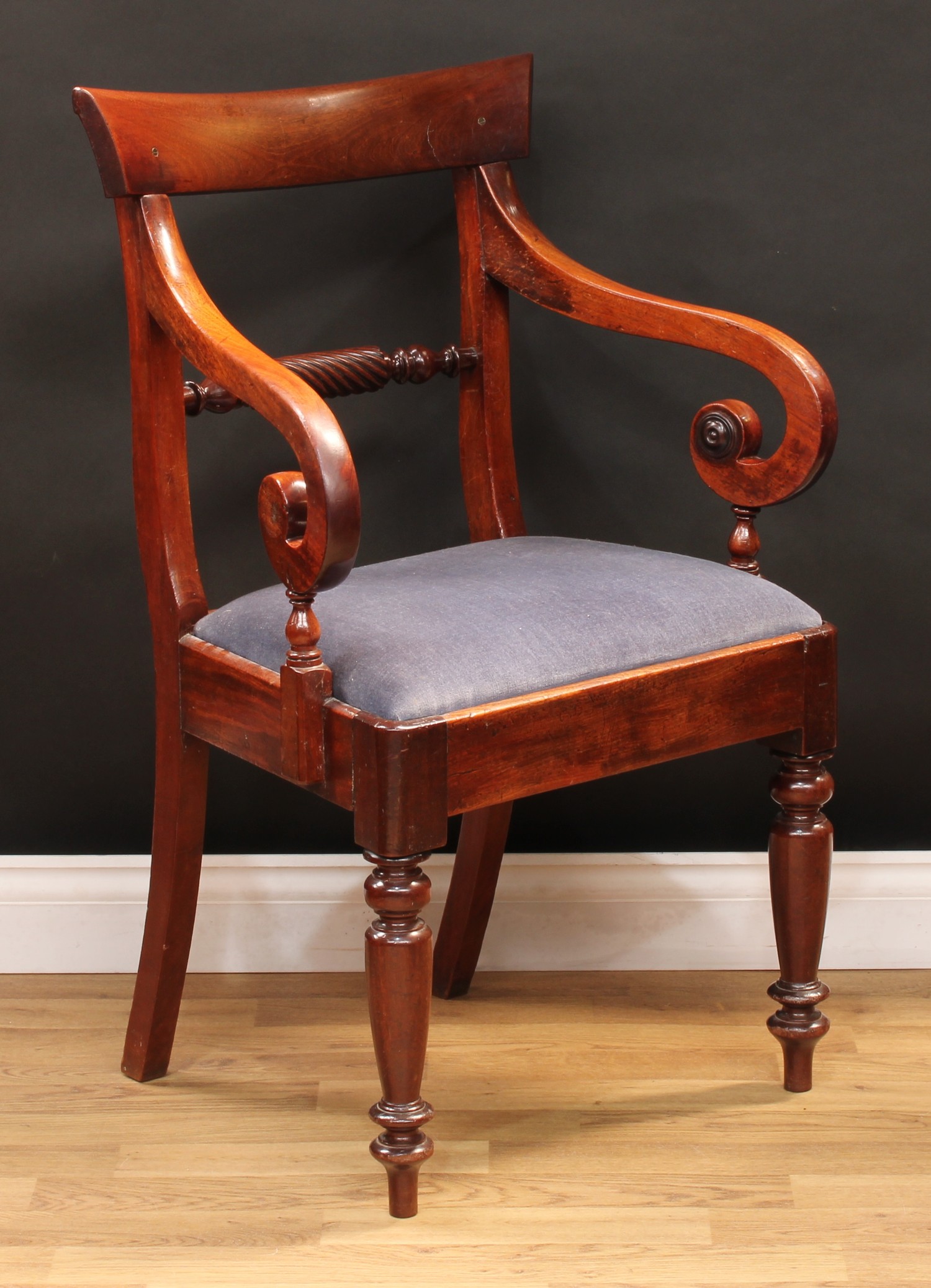 A William IV mahogany open armchair, rope-twist mid rail, 93cm high, 60cm wide, the seat 45cm wide - Bild 4 aus 8