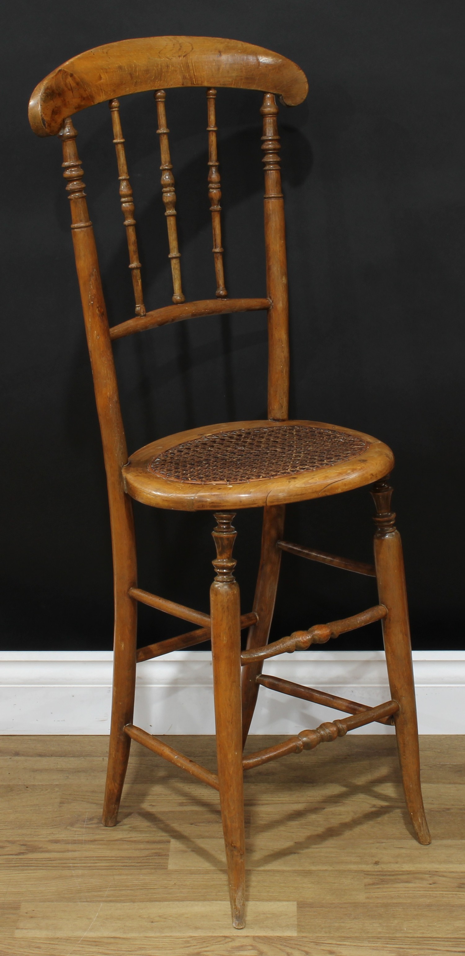 A Victorian beech child's correction chair, curved cresting rail, turned spindle back, oval cane - Bild 2 aus 4