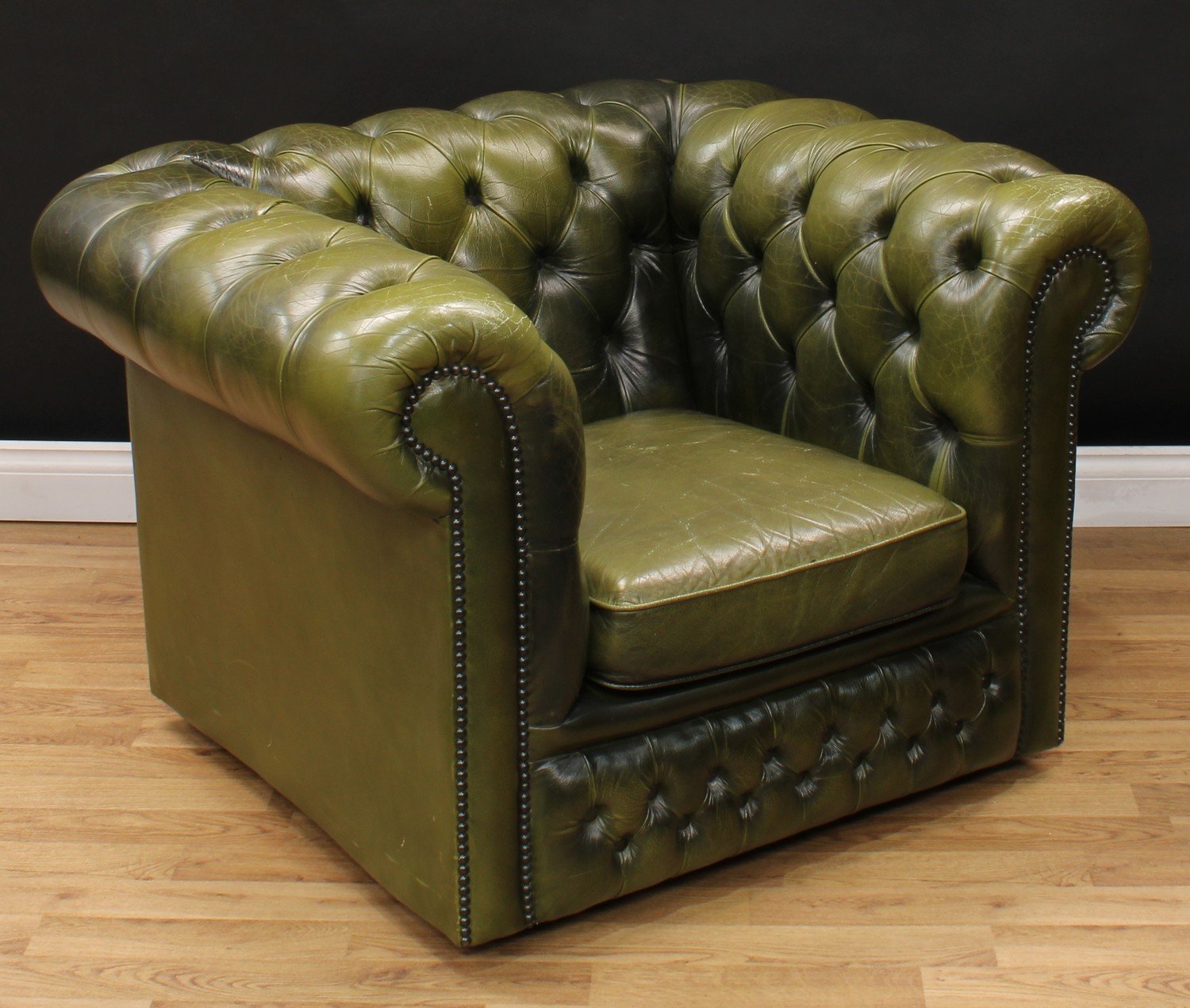 A Chesterfield design reception office armchair, stuffed-over deep-button upholstery, squab cushion, - Bild 2 aus 4