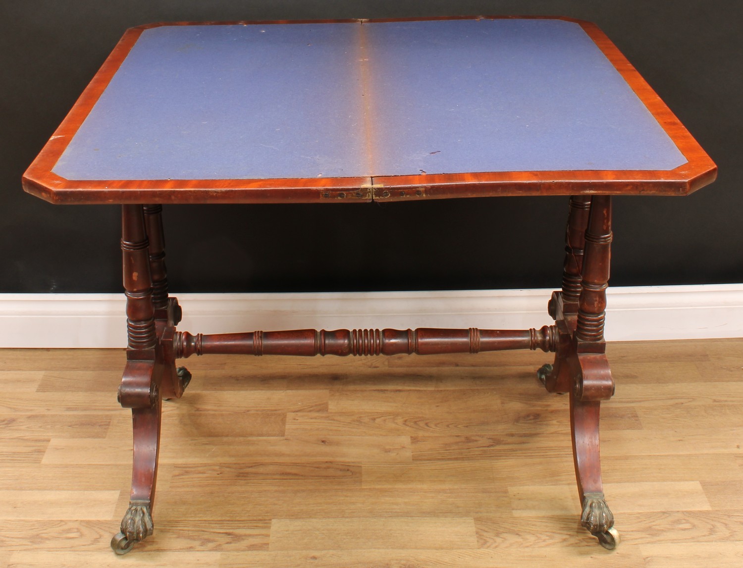 A William IV coromandel crossbanded mahogany card table, chamfered rectangular top enclosing a baize - Bild 2 aus 4