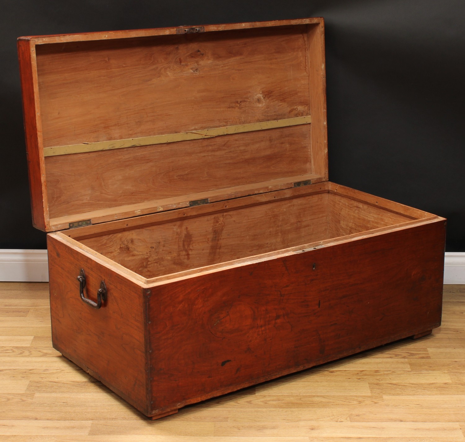 A camphor blanket chest, hinged top, carry handles to sides, 49cm high, 111cm wide, 58cm deep - Bild 3 aus 3