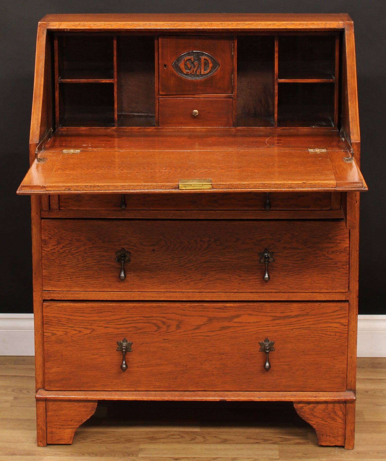 An early 20th century oak bureau, fall front enclosing a small drawer, pigeonholes and a small door, - Bild 2 aus 4