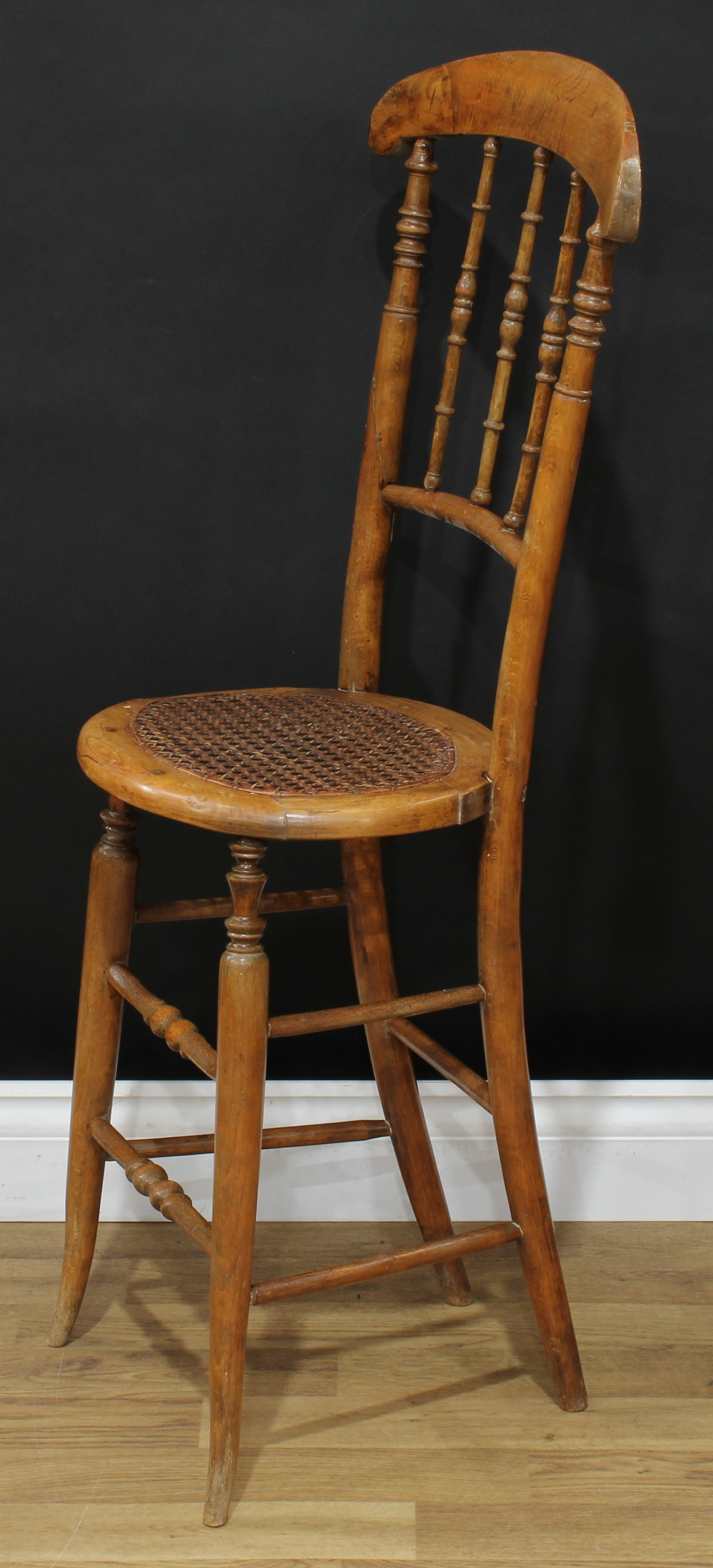 A Victorian beech child's correction chair, curved cresting rail, turned spindle back, oval cane - Bild 3 aus 4