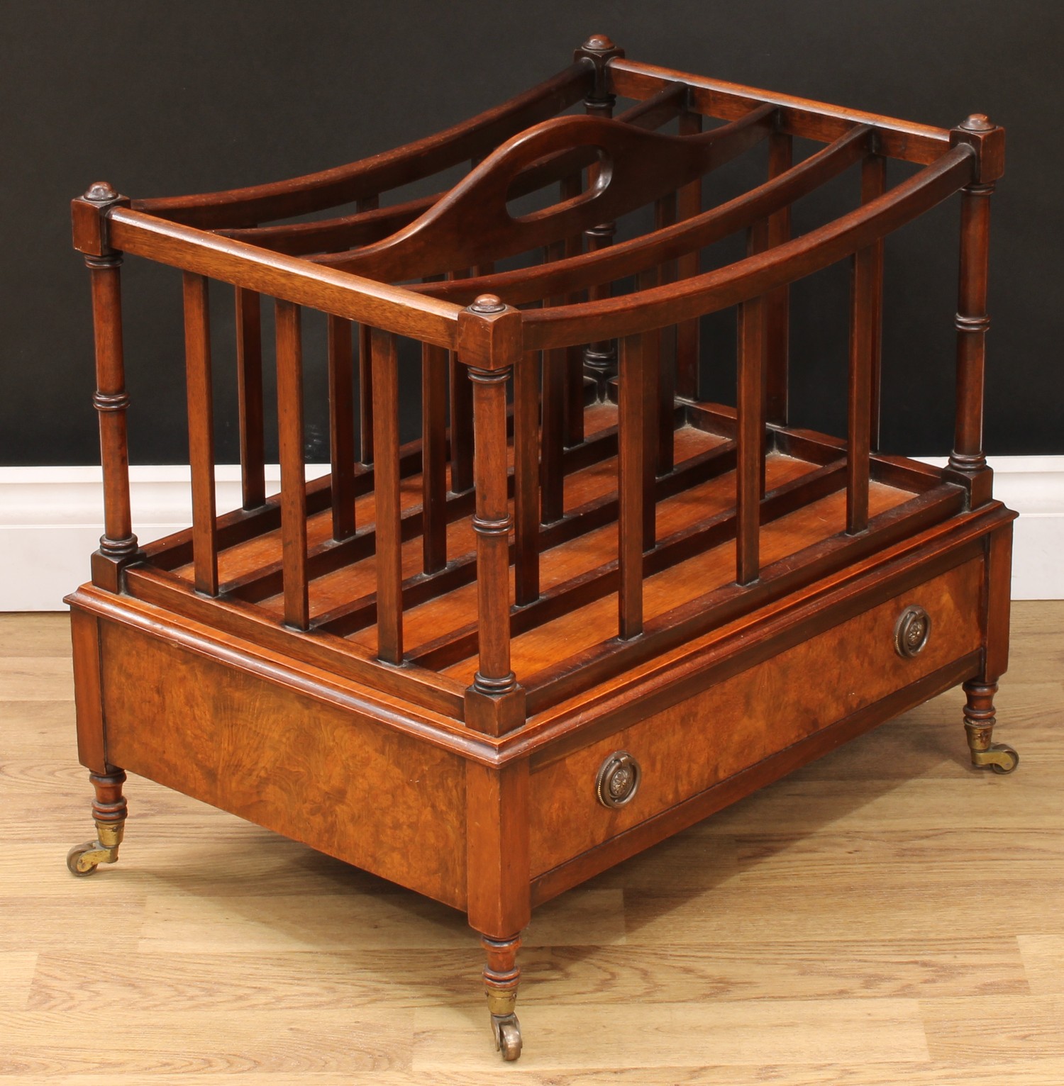 A George III style walnut and mahogany four-section Canterbury, 51cm high, 56cm wide, 41cm deep - Bild 2 aus 4