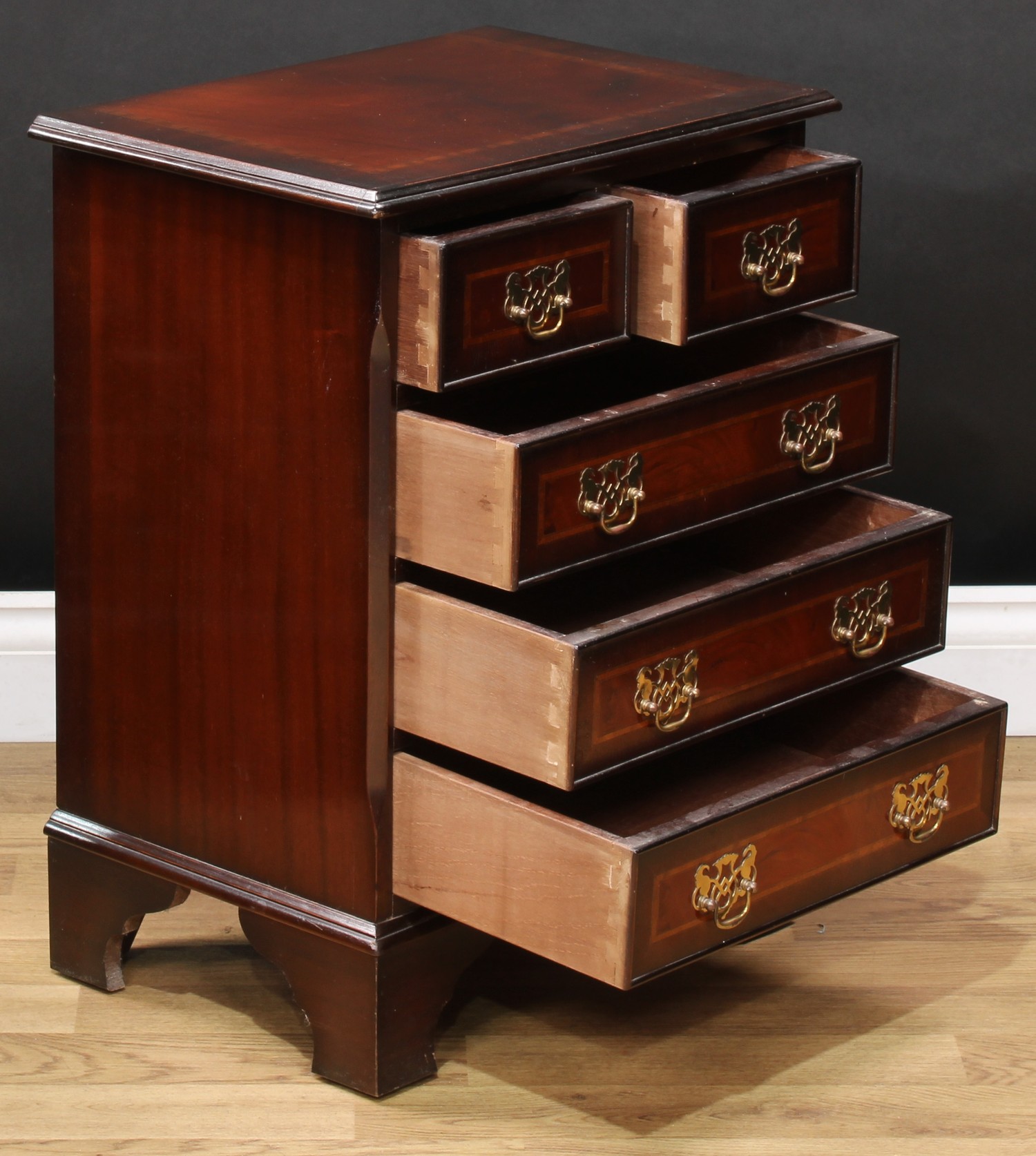 A George III style chest of two short over three long drawers, of small proportions, 61.5cm high, - Bild 7 aus 10
