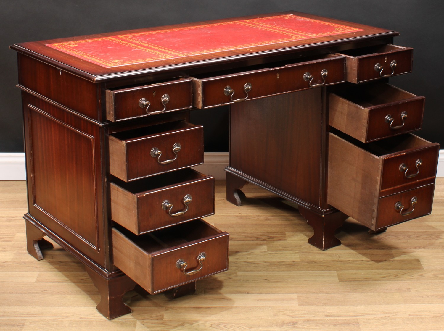 A George III style chest of two short over three long drawers, of small proportions, 61.5cm high, - Bild 4 aus 10