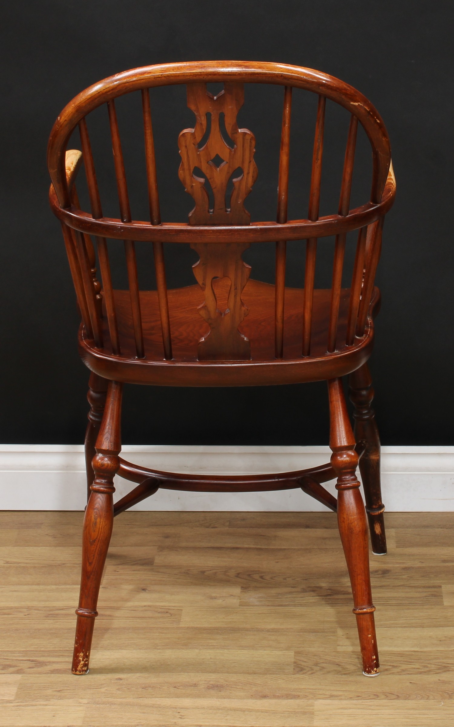 A country house elm Windsor elbow chair, hoop back, shaped and pierced splat, bowed mid-rail, turned - Bild 4 aus 4