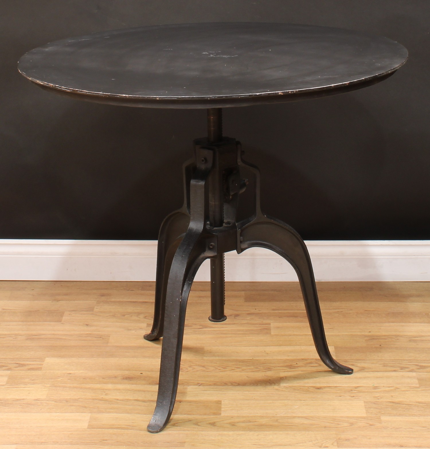 A contemporary cast metal frame circular table, interchangeable top, triform base, 81.5cm high, 90cm - Bild 2 aus 2