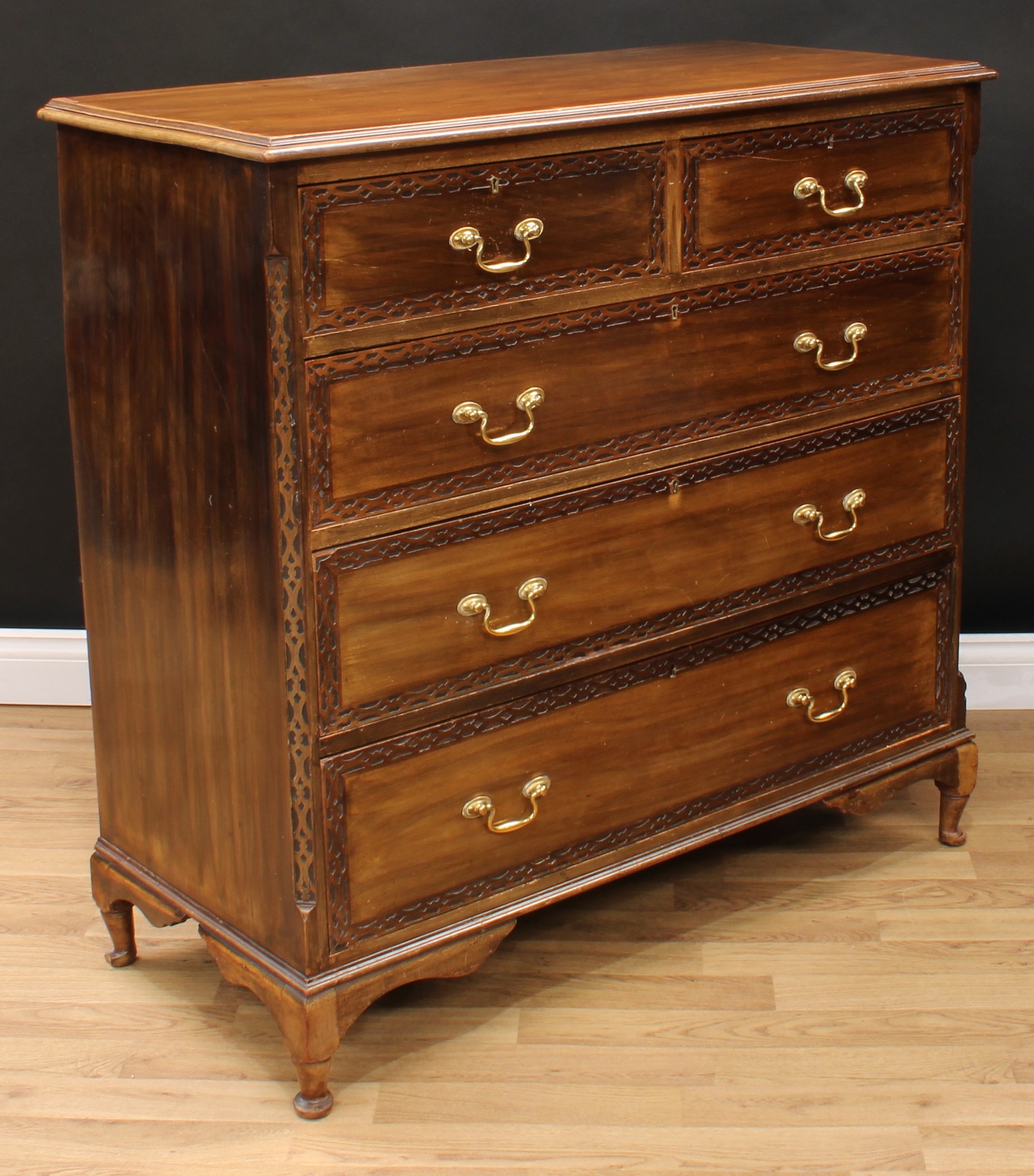 A Chippendale style chest, rectangular top with moulded edge above two short and three long - Bild 2 aus 3