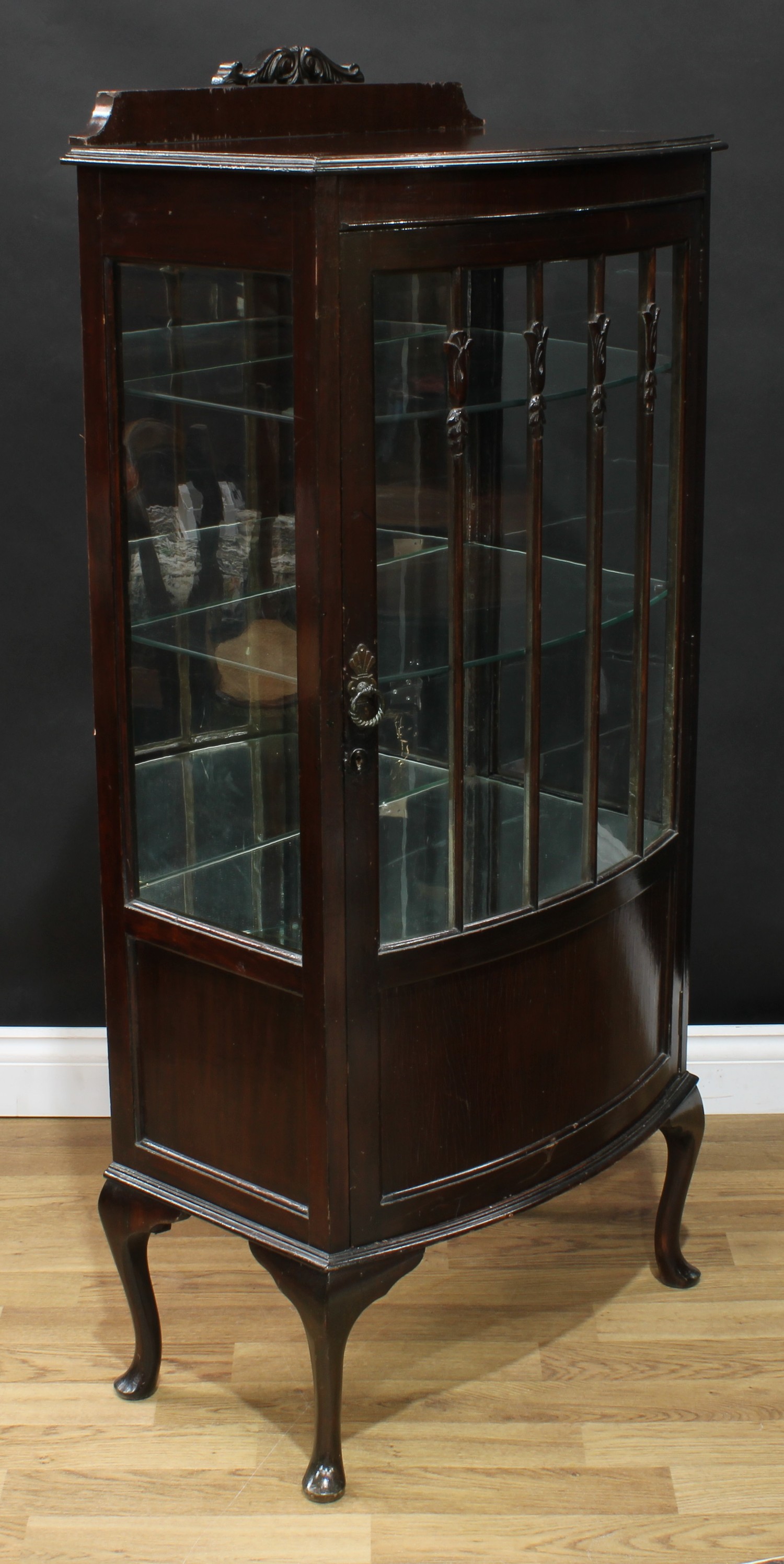 An early 20th century mahogany bow fronted display cabinet, 136.5cm high, 60.5cm wide, 39cm deep, - Bild 2 aus 2