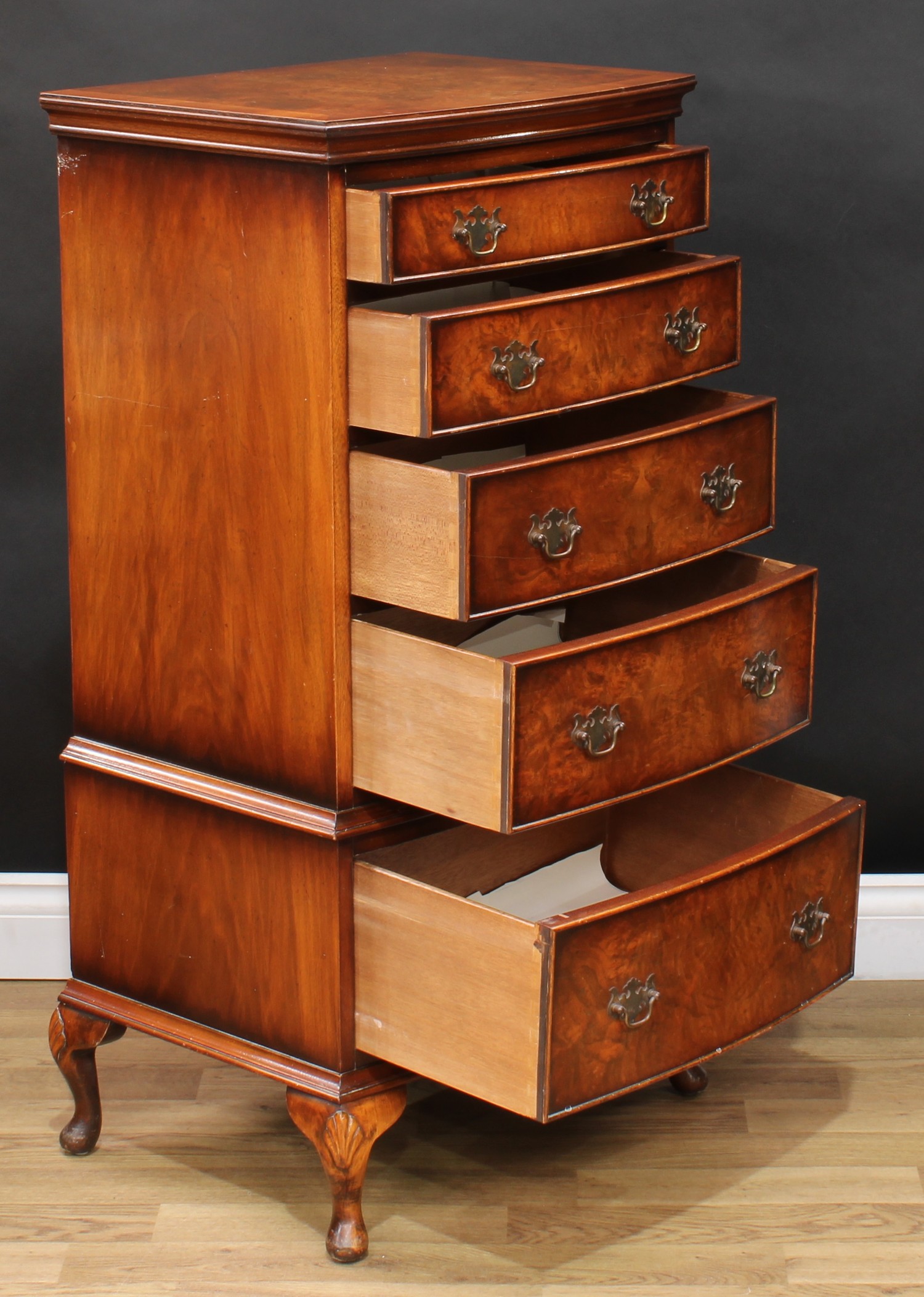 A George II style mahogany crossbanded walnut bow front chest, oversailing top above five - Bild 4 aus 7