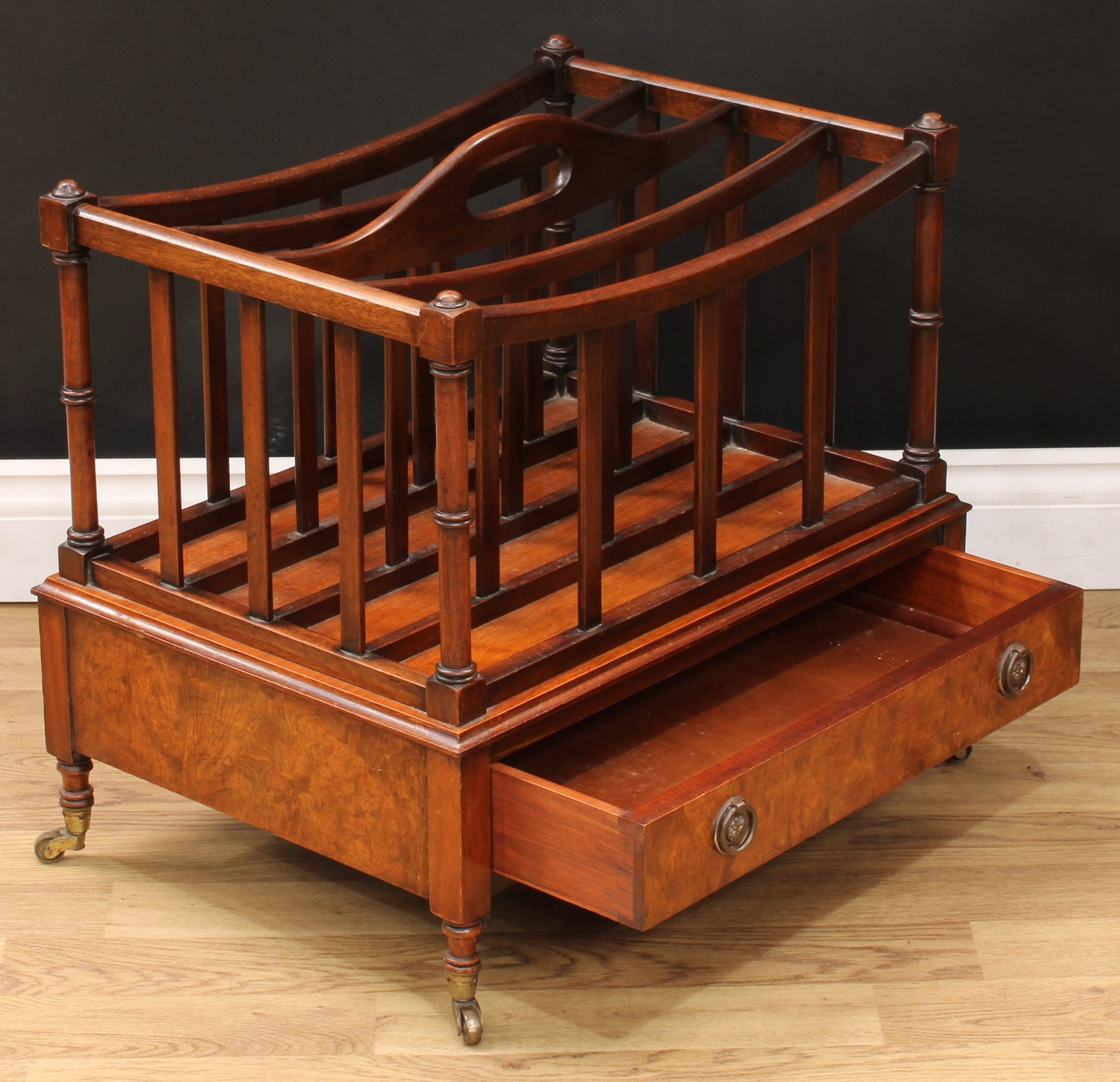 A George III style walnut and mahogany four-section Canterbury, 51cm high, 56cm wide, 41cm deep - Bild 3 aus 4