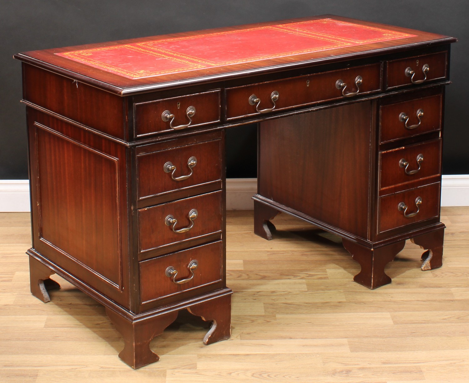 A George III style chest of two short over three long drawers, of small proportions, 61.5cm high, - Bild 3 aus 10