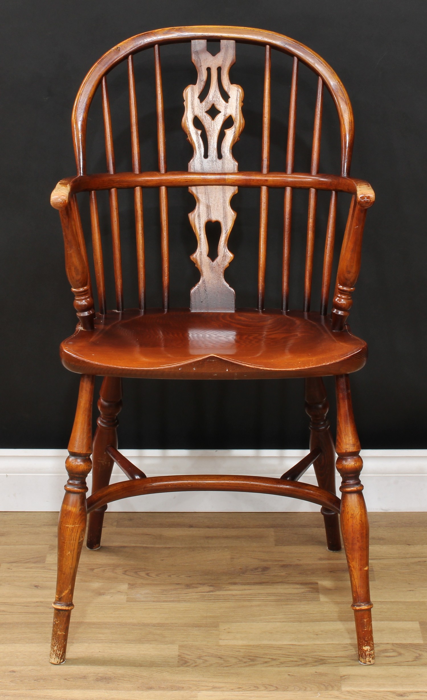 A country house elm Windsor elbow chair, hoop back, shaped and pierced splat, bowed mid-rail, turned - Bild 2 aus 4