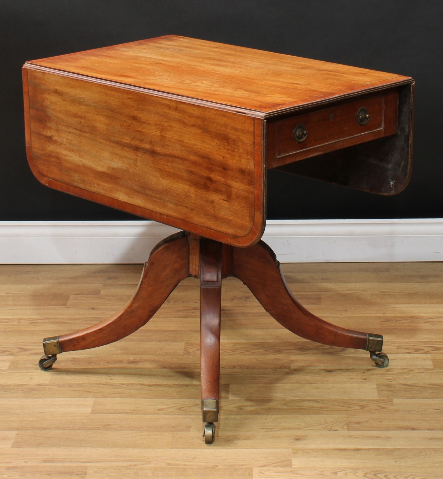 A Regency mahogany Pembroke table, rounded rectangular top with fall leaves above a frieze drawer, - Bild 4 aus 4