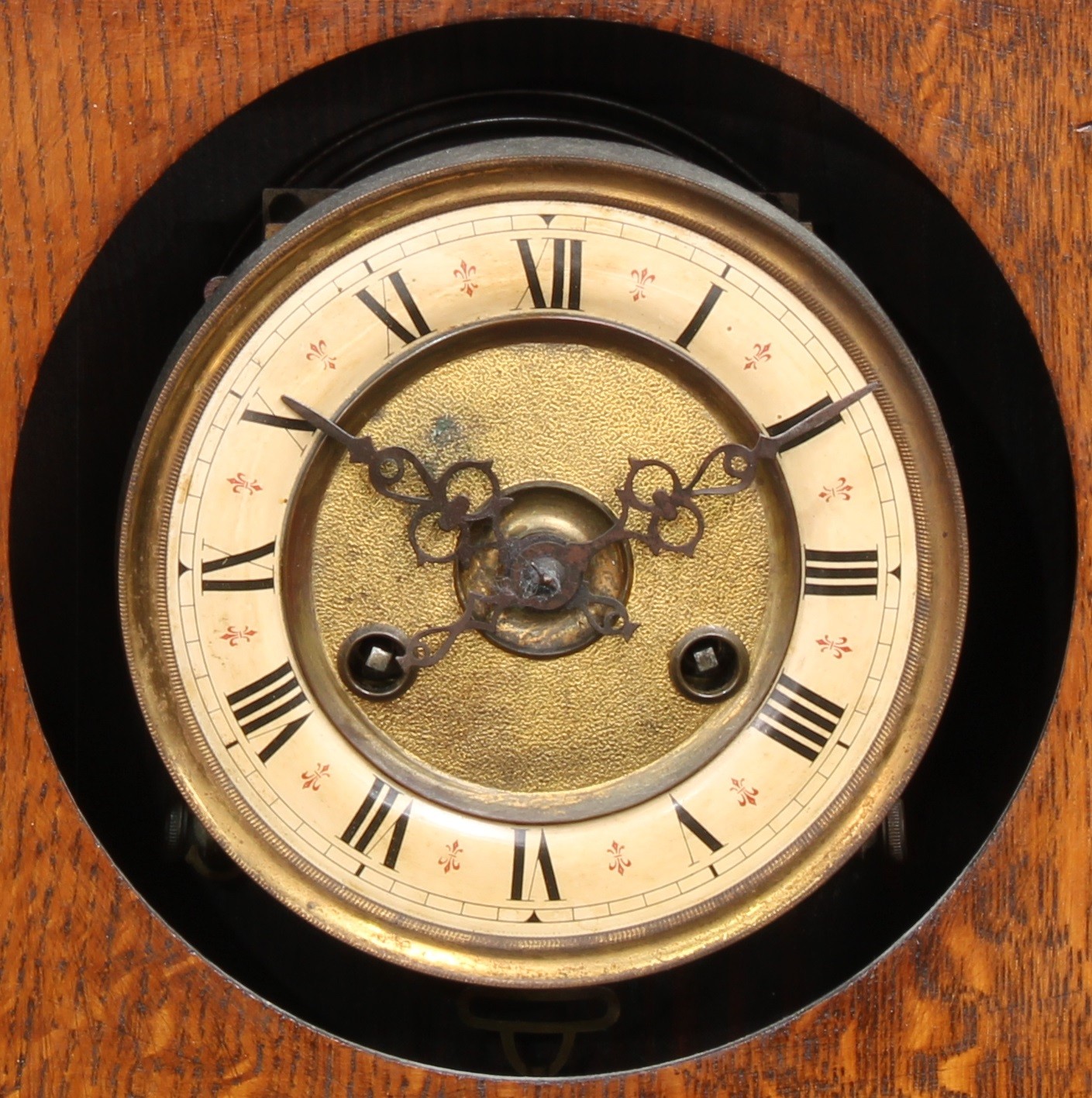 An early-mid 20th century oak wall clock, Roman numerals, 63.5cm high, 35cm wide, 19cm deep - Bild 2 aus 2