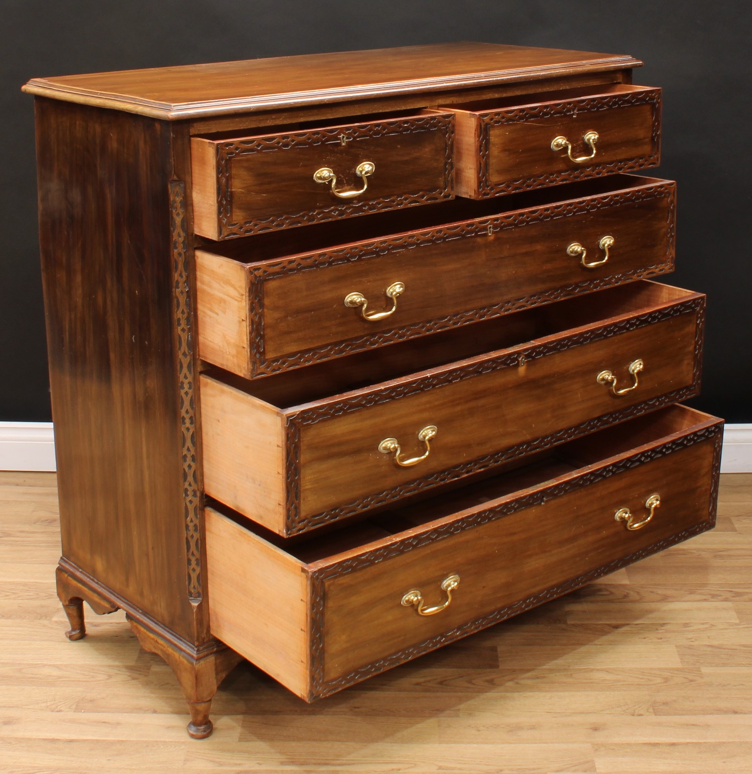 A Chippendale style chest, rectangular top with moulded edge above two short and three long - Bild 3 aus 3