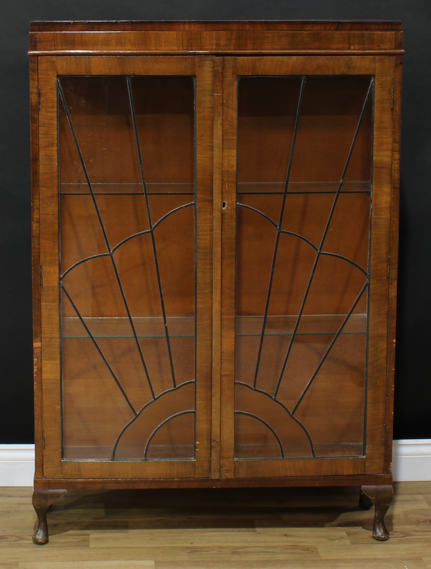 An early 20th century walnut and mahogany display cabinet, 132cm high, 90cm wide, 25cm deep; - Bild 2 aus 5