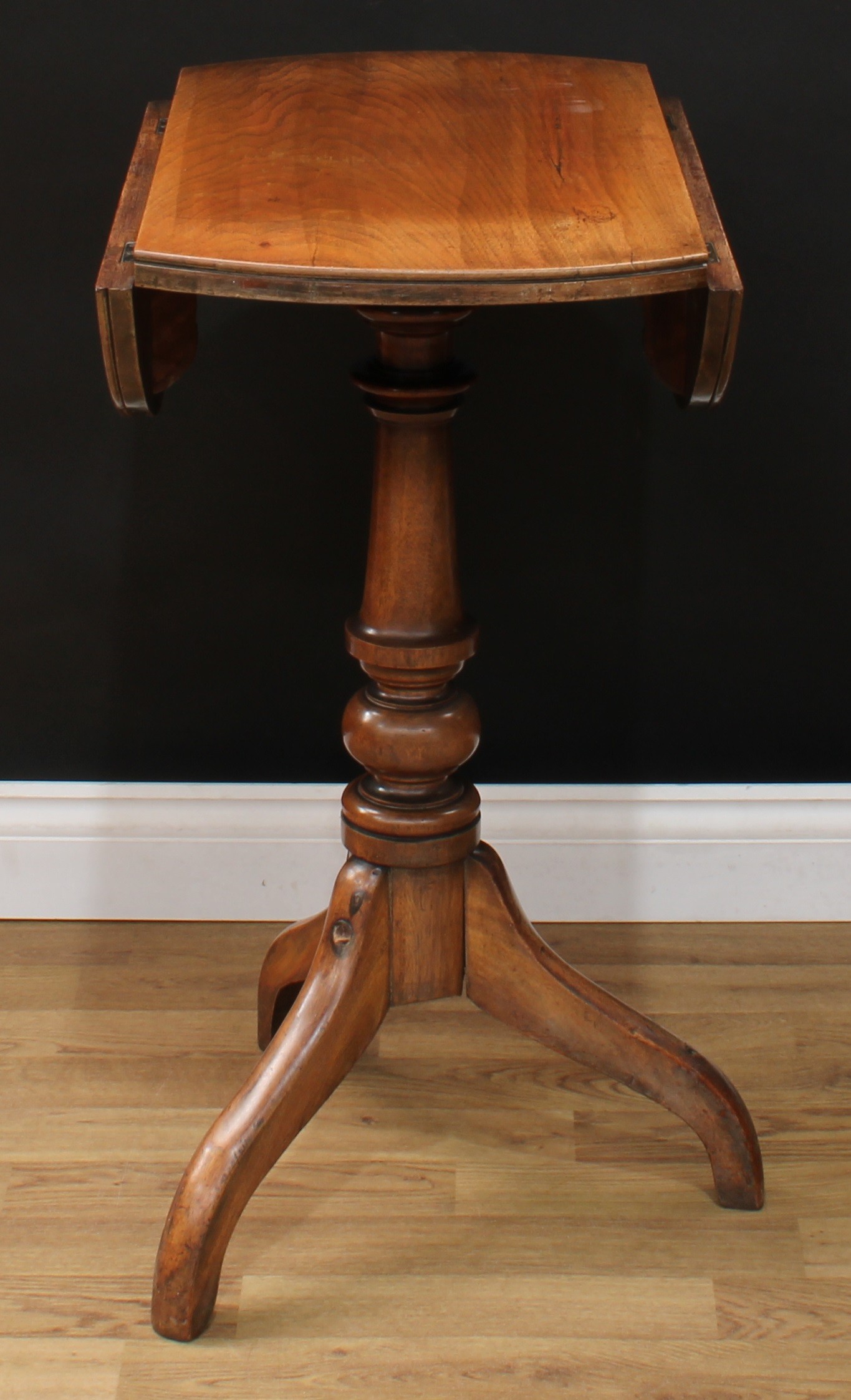 A George III style oak and mahogany tripod occasional table, circular top with fall leaves, turned - Bild 2 aus 3