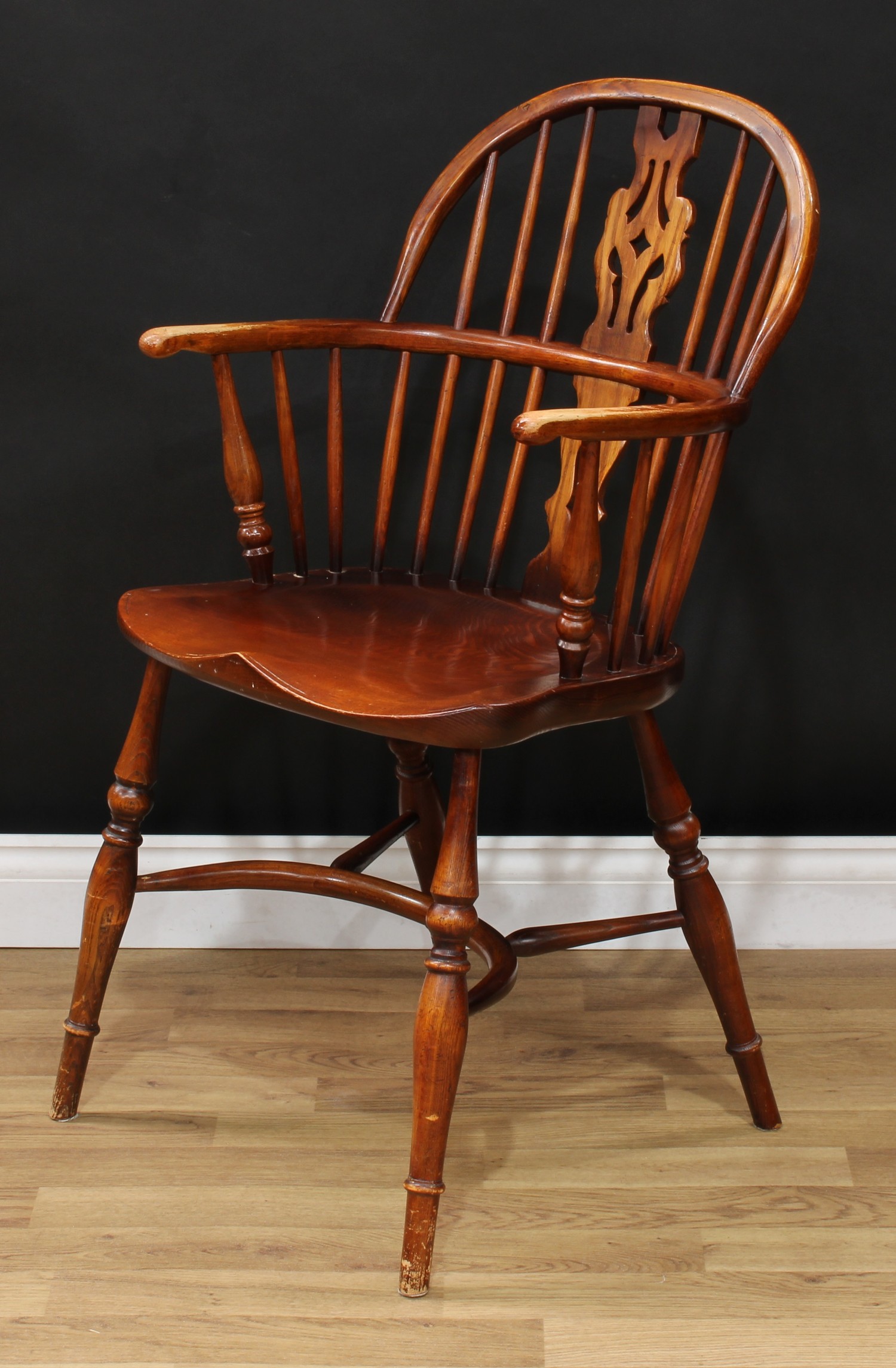 A country house elm Windsor elbow chair, hoop back, shaped and pierced splat, bowed mid-rail, turned - Bild 3 aus 4