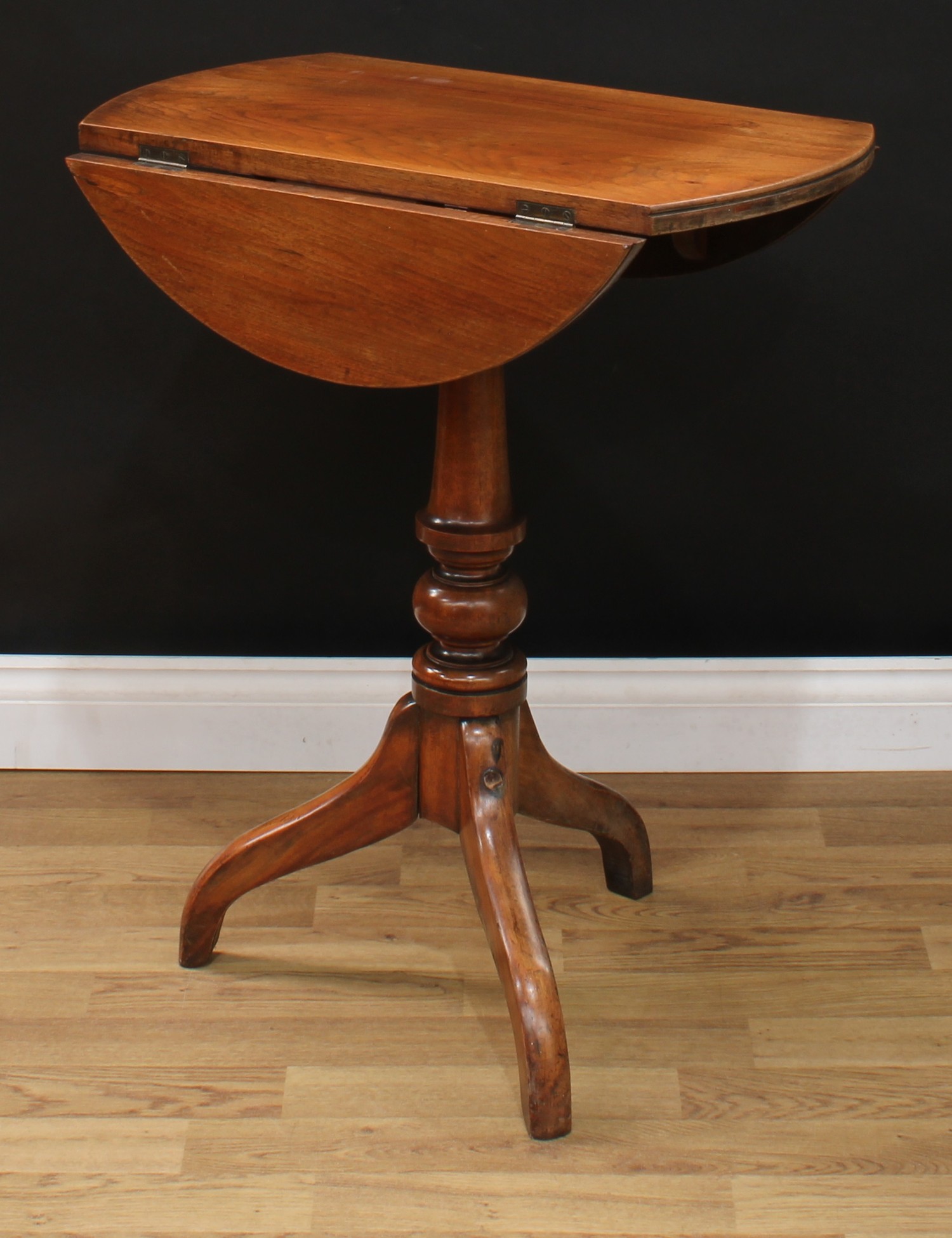 A George III style oak and mahogany tripod occasional table, circular top with fall leaves, turned - Bild 3 aus 3