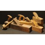 Woodworking tools - a carpentry plane, Pearson; others; a gauge (5)