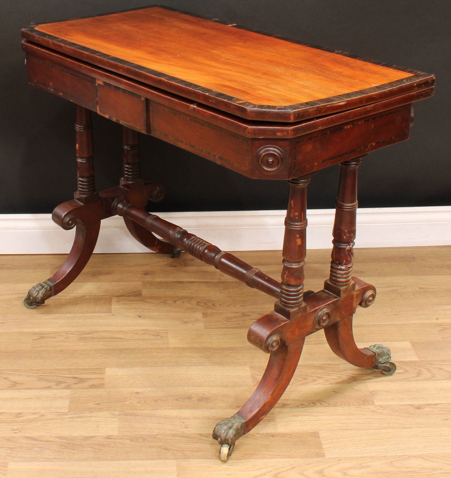 A William IV coromandel crossbanded mahogany card table, chamfered rectangular top enclosing a baize - Bild 4 aus 4