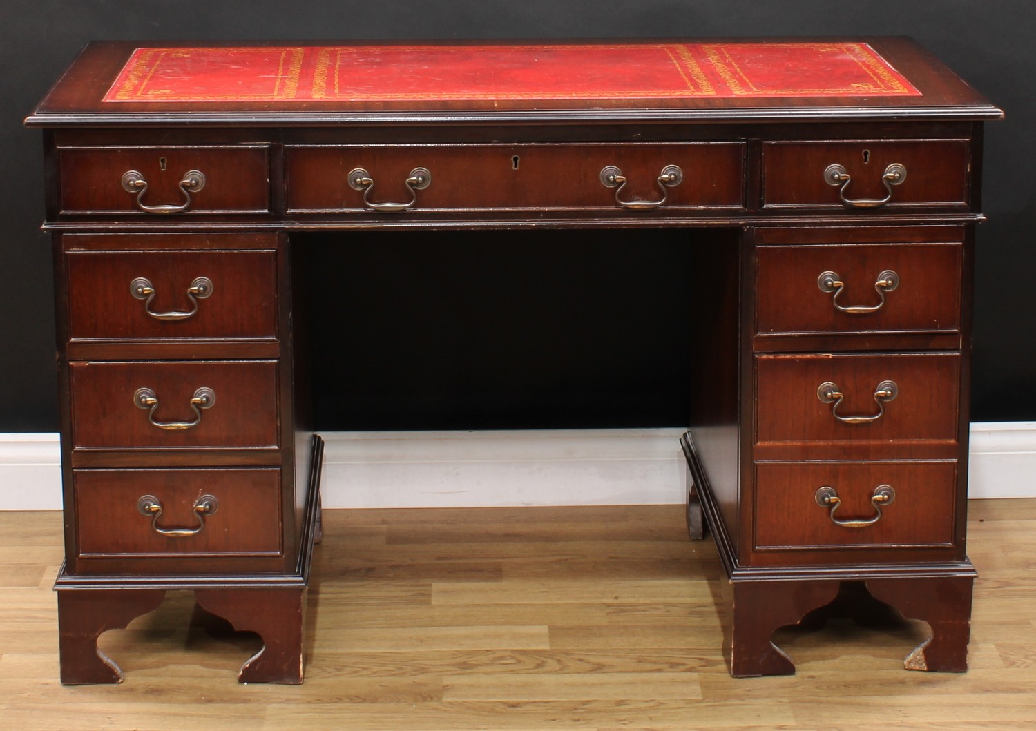 A George III style chest of two short over three long drawers, of small proportions, 61.5cm high, - Bild 2 aus 10