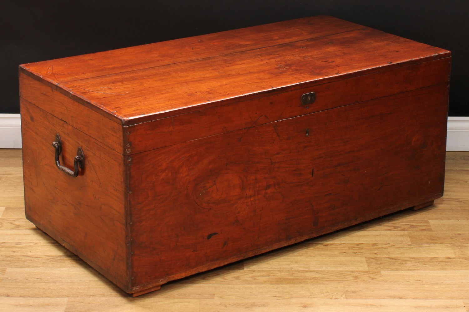 A camphor blanket chest, hinged top, carry handles to sides, 49cm high, 111cm wide, 58cm deep - Bild 2 aus 3