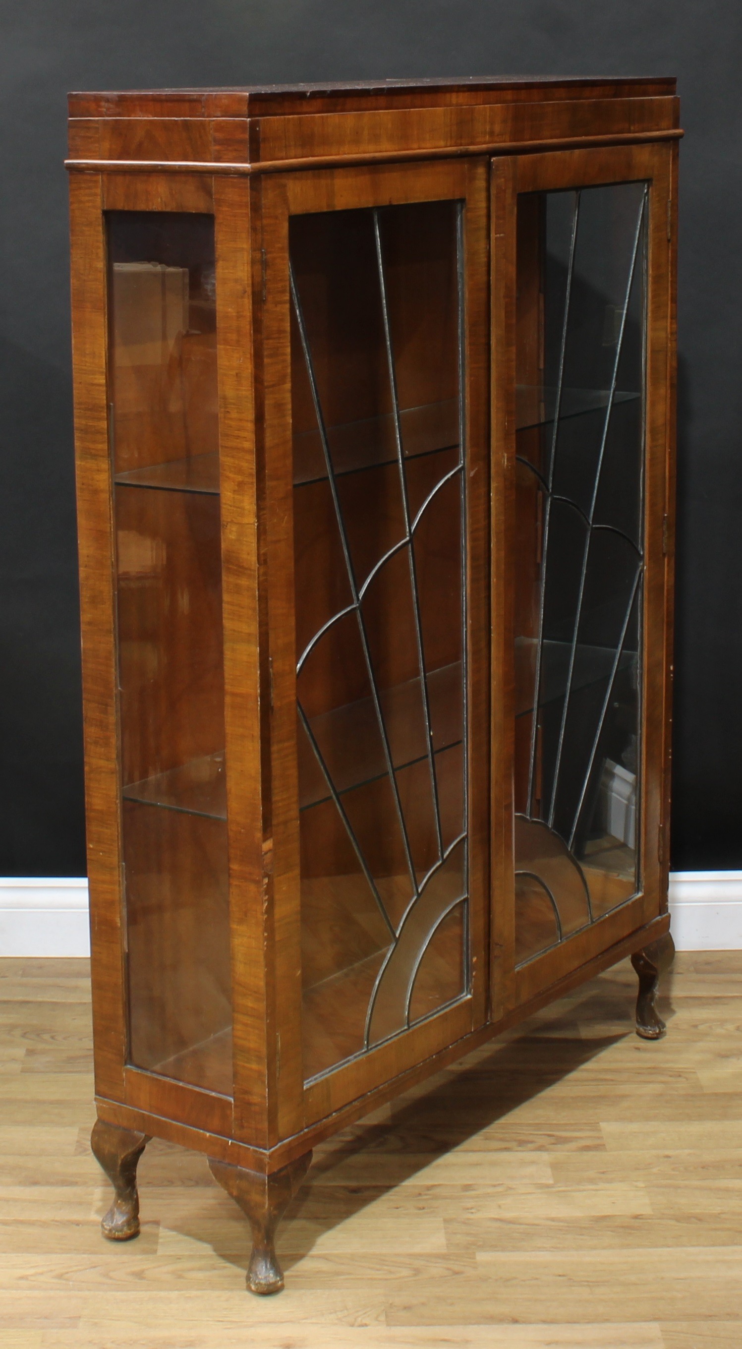 An early 20th century walnut and mahogany display cabinet, 132cm high, 90cm wide, 25cm deep; - Bild 3 aus 5