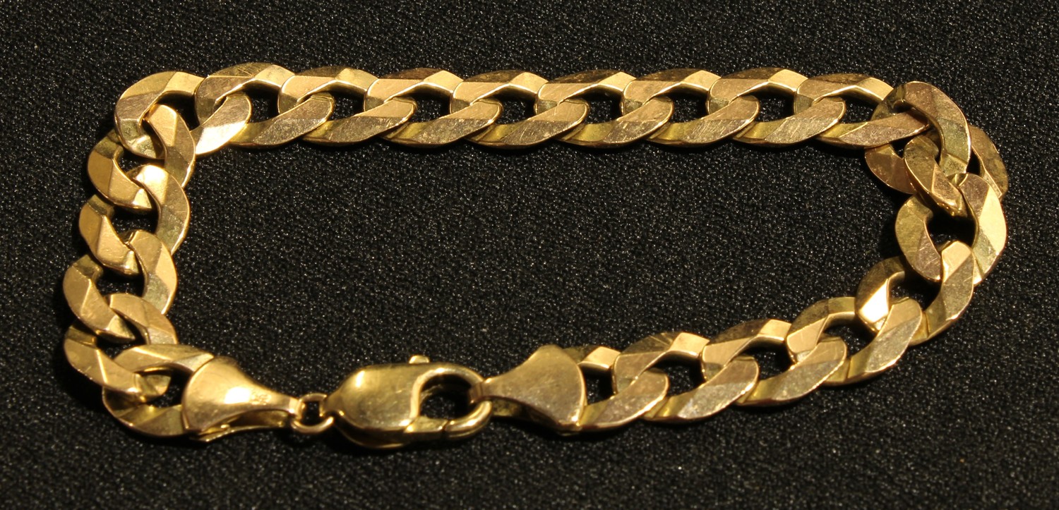 A 9ct gold curb link bracelet, marked 375, 24.5g