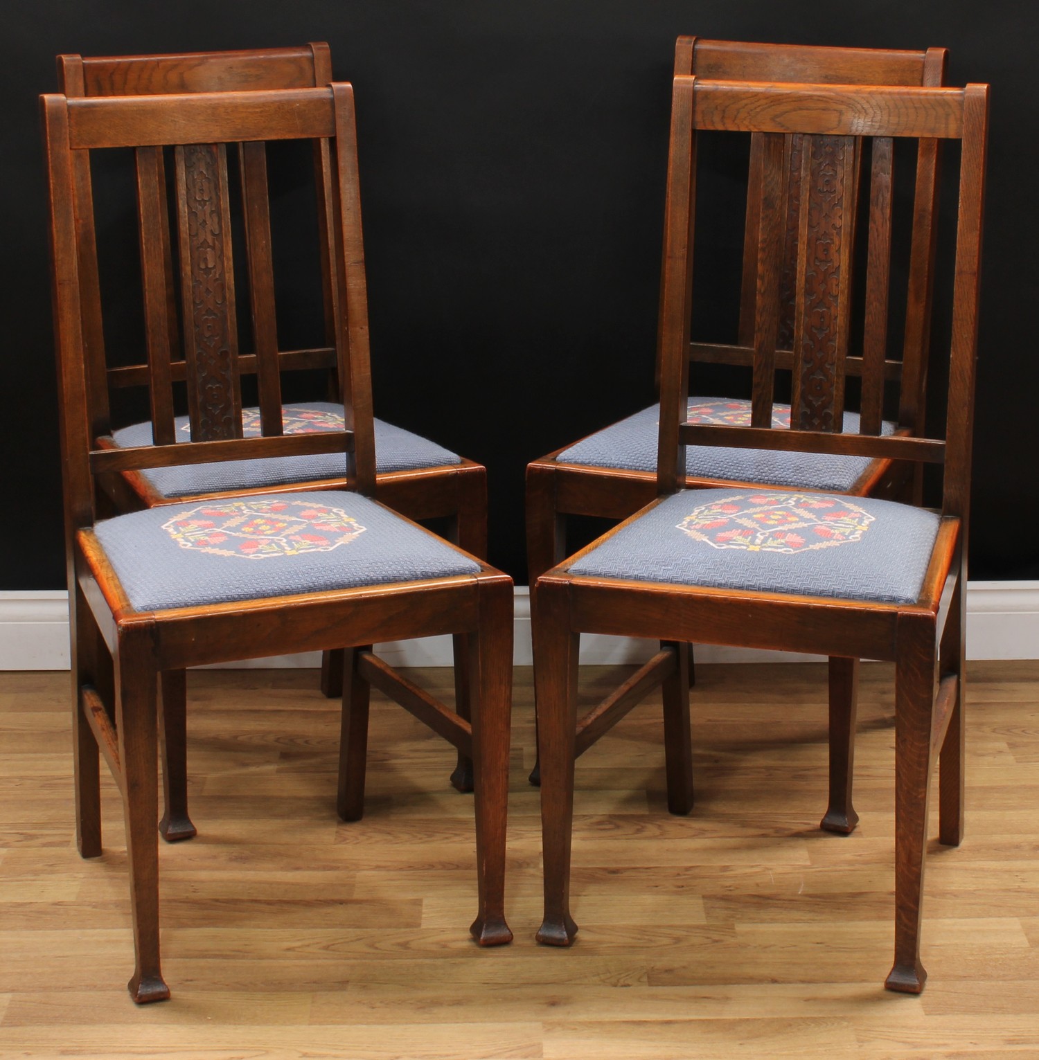 A 17th century style gateleg dining table, 73cm high, opening to 143cm wide, 99.5cm deep; a set of - Bild 4 aus 8