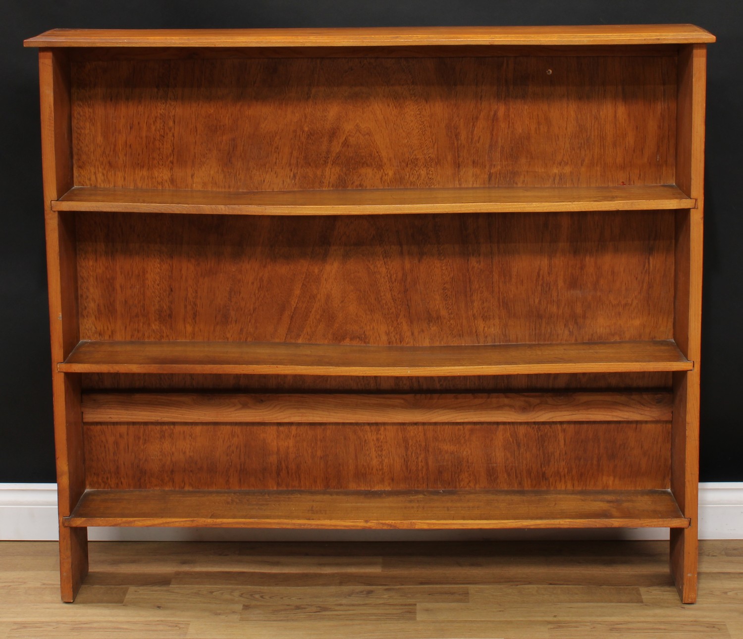 An oak wall-hanging bookcase or wall shelf, 63.5cm high, 76.5cm wide, 16.5cm deep; an open bookcase, - Bild 2 aus 5