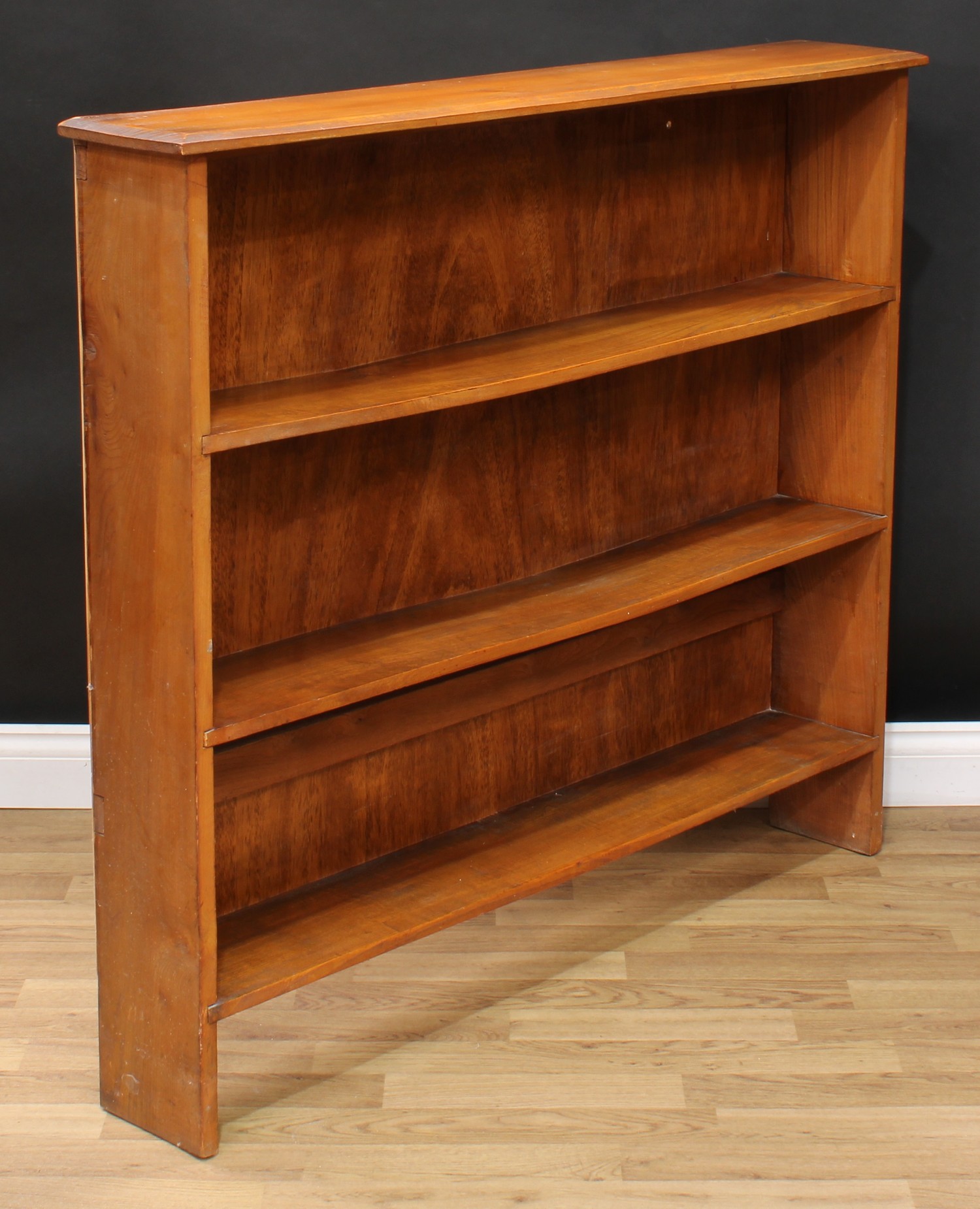 An oak wall-hanging bookcase or wall shelf, 63.5cm high, 76.5cm wide, 16.5cm deep; an open bookcase, - Bild 3 aus 5