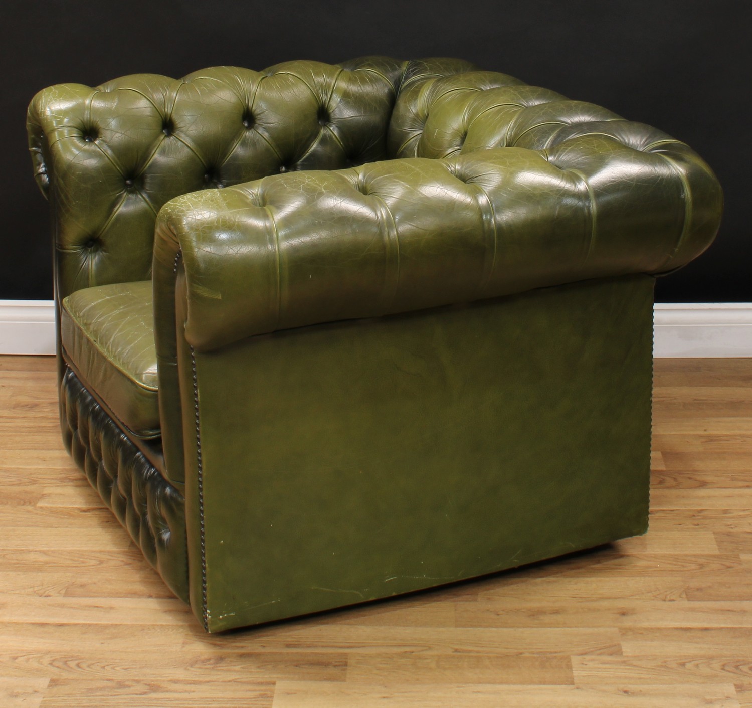 A Chesterfield design reception office armchair, stuffed-over deep-button upholstery, squab cushion, - Bild 3 aus 4